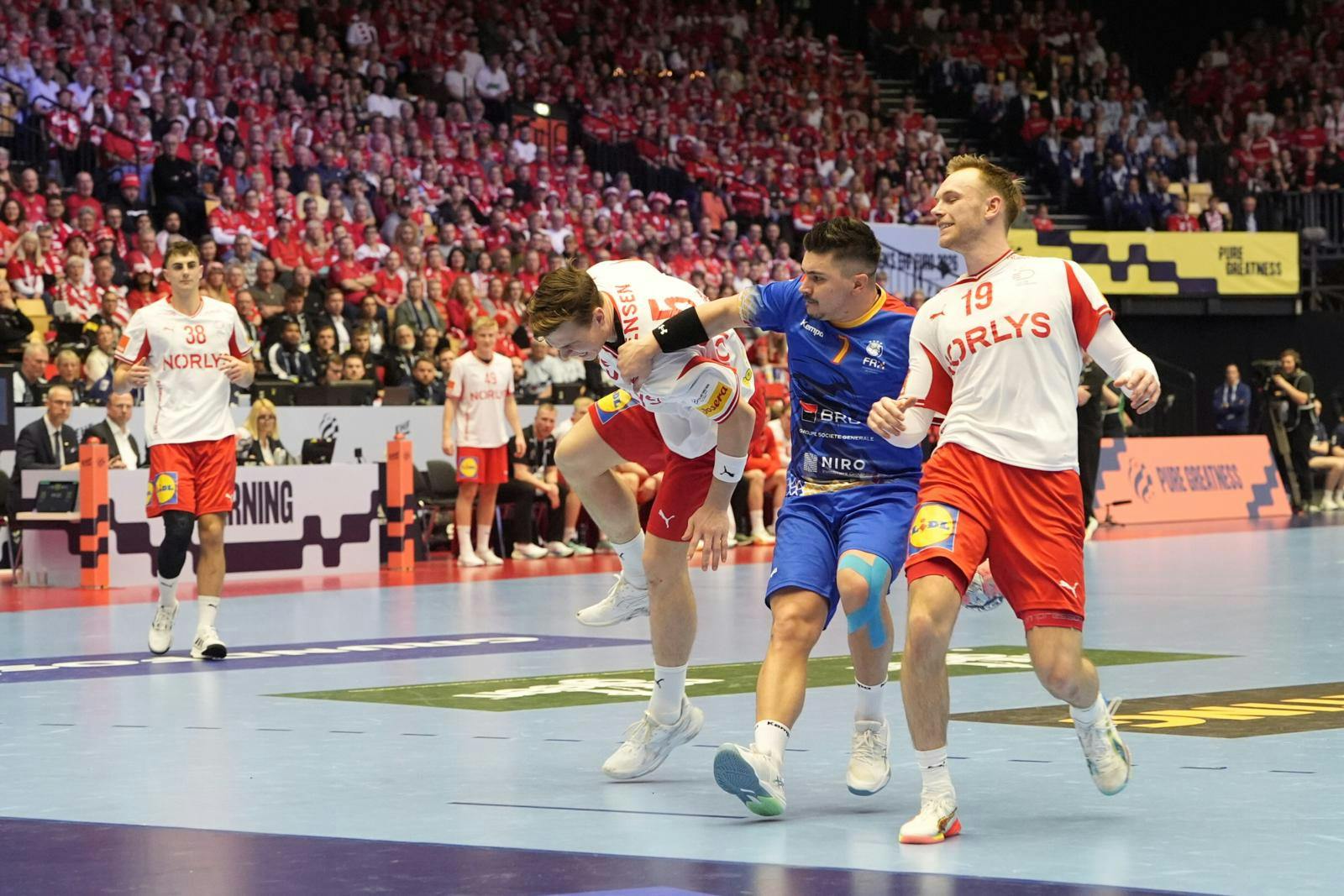 Her rammer den uheldige skade Lukas Jørgensen.