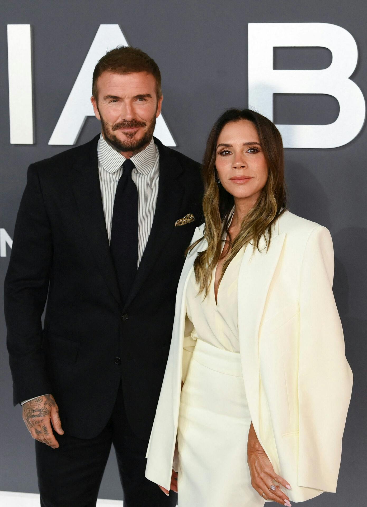 Victoria Beckham og David Beckham bliver slagtet af deres søn.