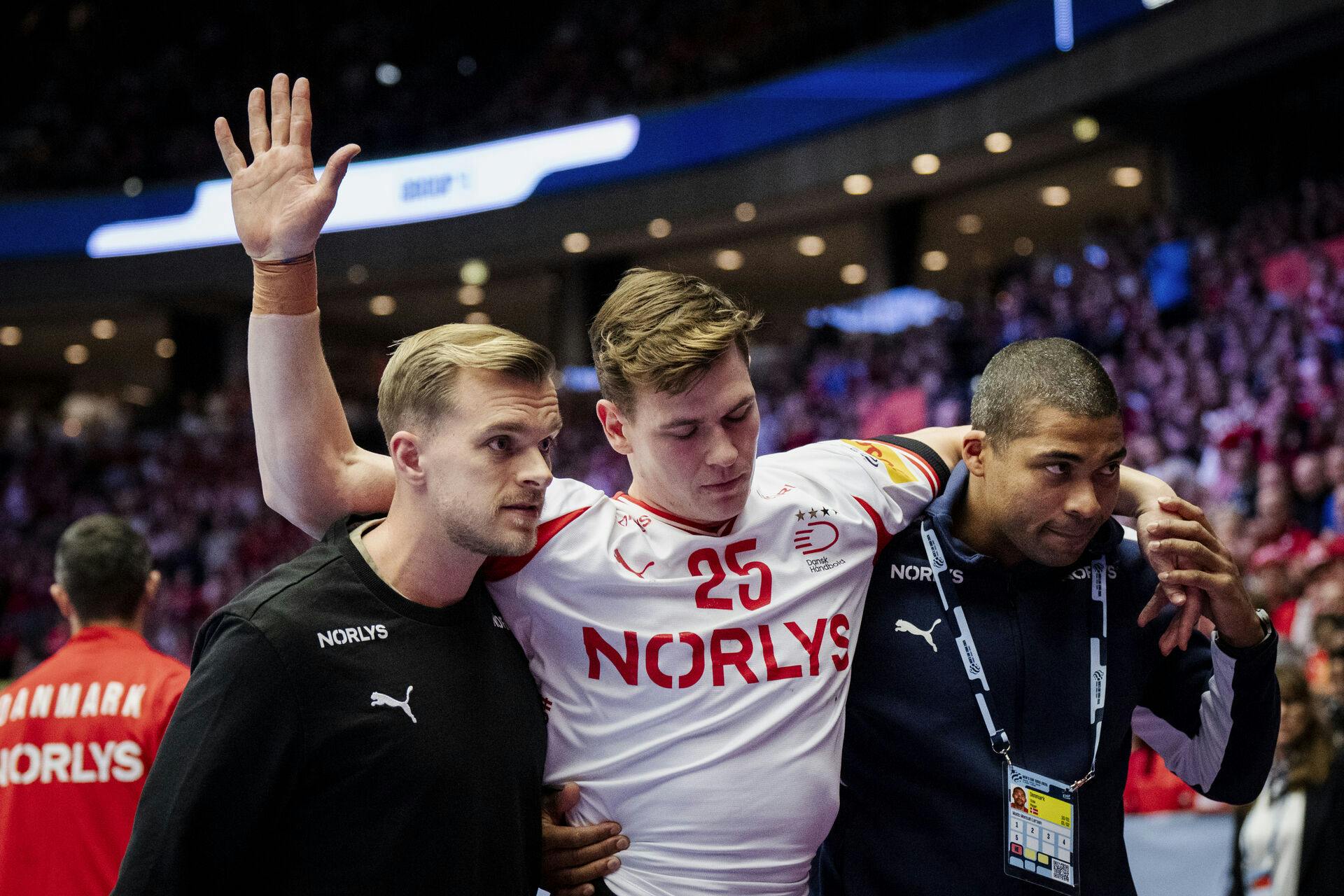 Lukas Jørgensen havde på trods af skaden overskud til at vinke farvel til de danske fans, som klappede ham ud af hallen. 