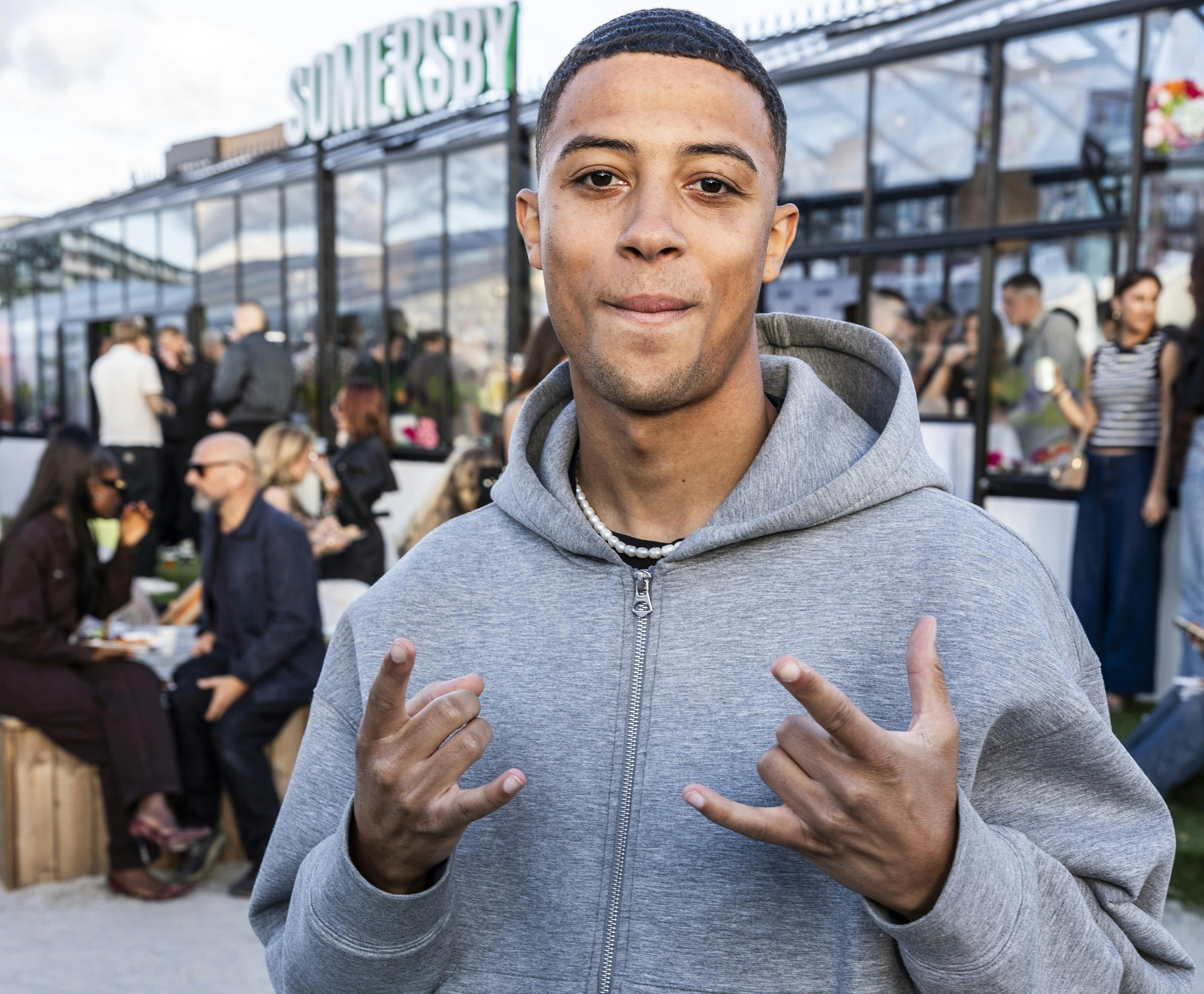 23-årige Elijah Spears Jørgensen er blevet dømt for omfattende svindel, hvor han har været med til at begå såkaldt kontaktsvindel. Ofrene har udelukkende været ældre borgere - og de er lykkedes med at svindle for et millionbeløb.