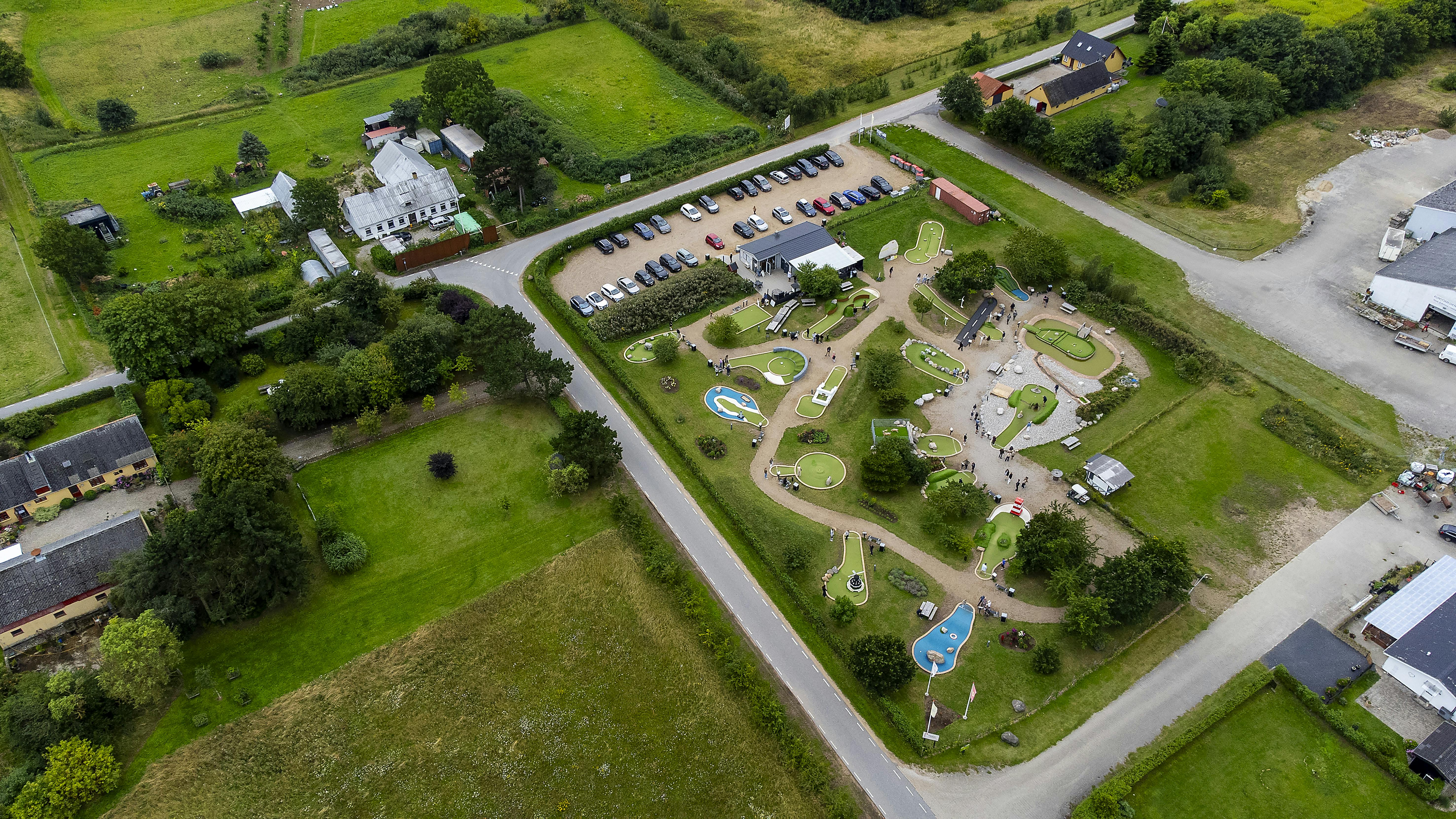 Minigolfbanen i Højby - direktør Simon Larsen og naboen Markus Hvass