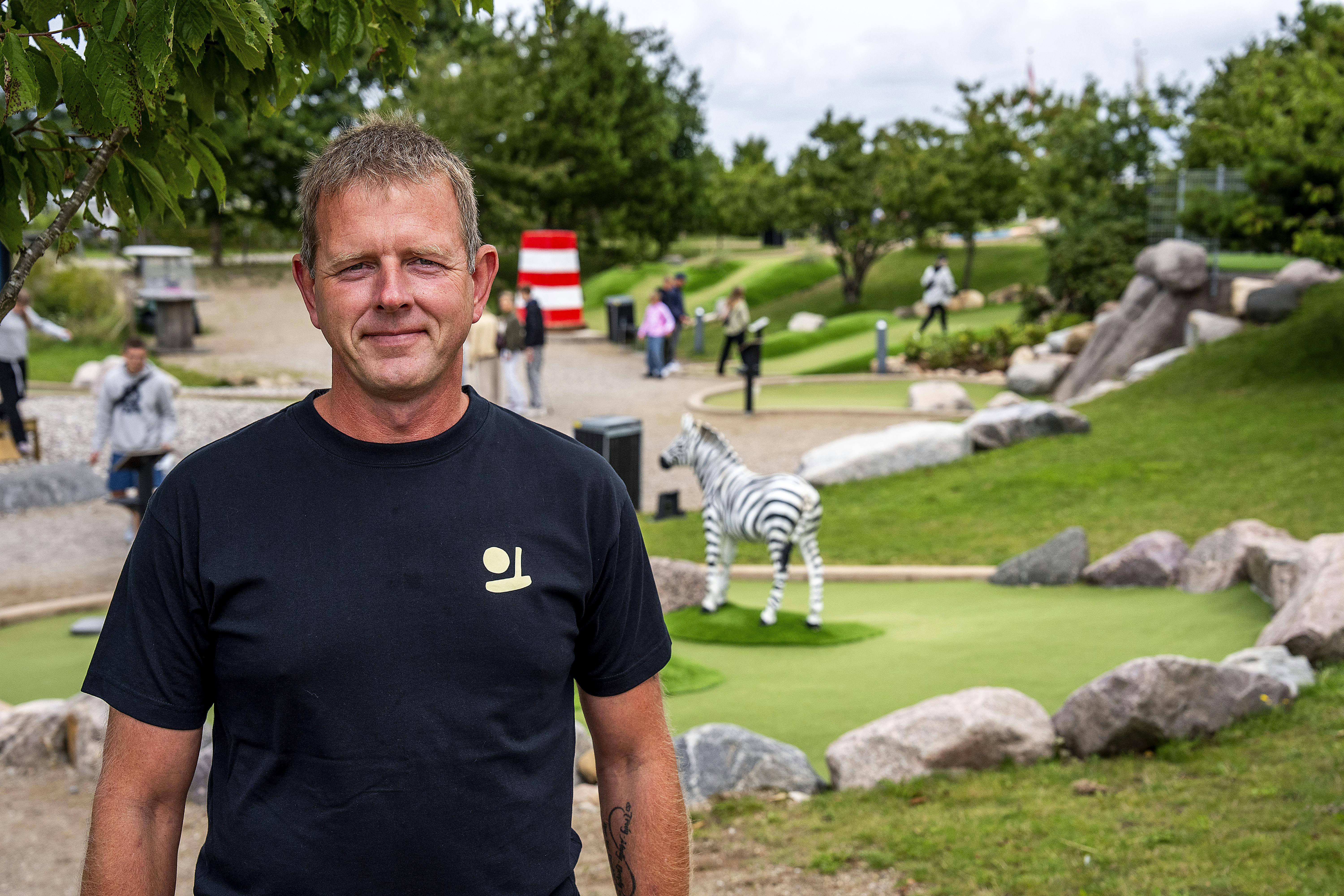Minigolfbanen i Højby - direktør Simon Larsen og naboen Markus Hvass