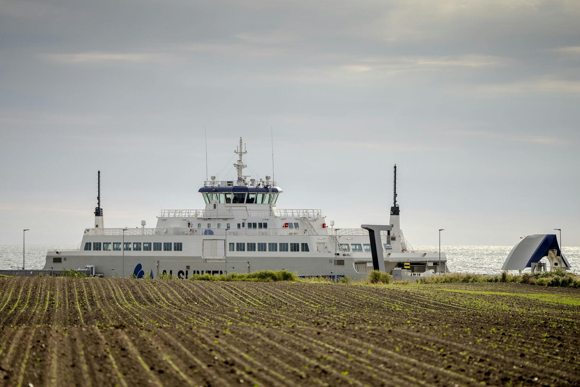Færgen Nerthus stødte tirsdag på grund i en sandbakke.