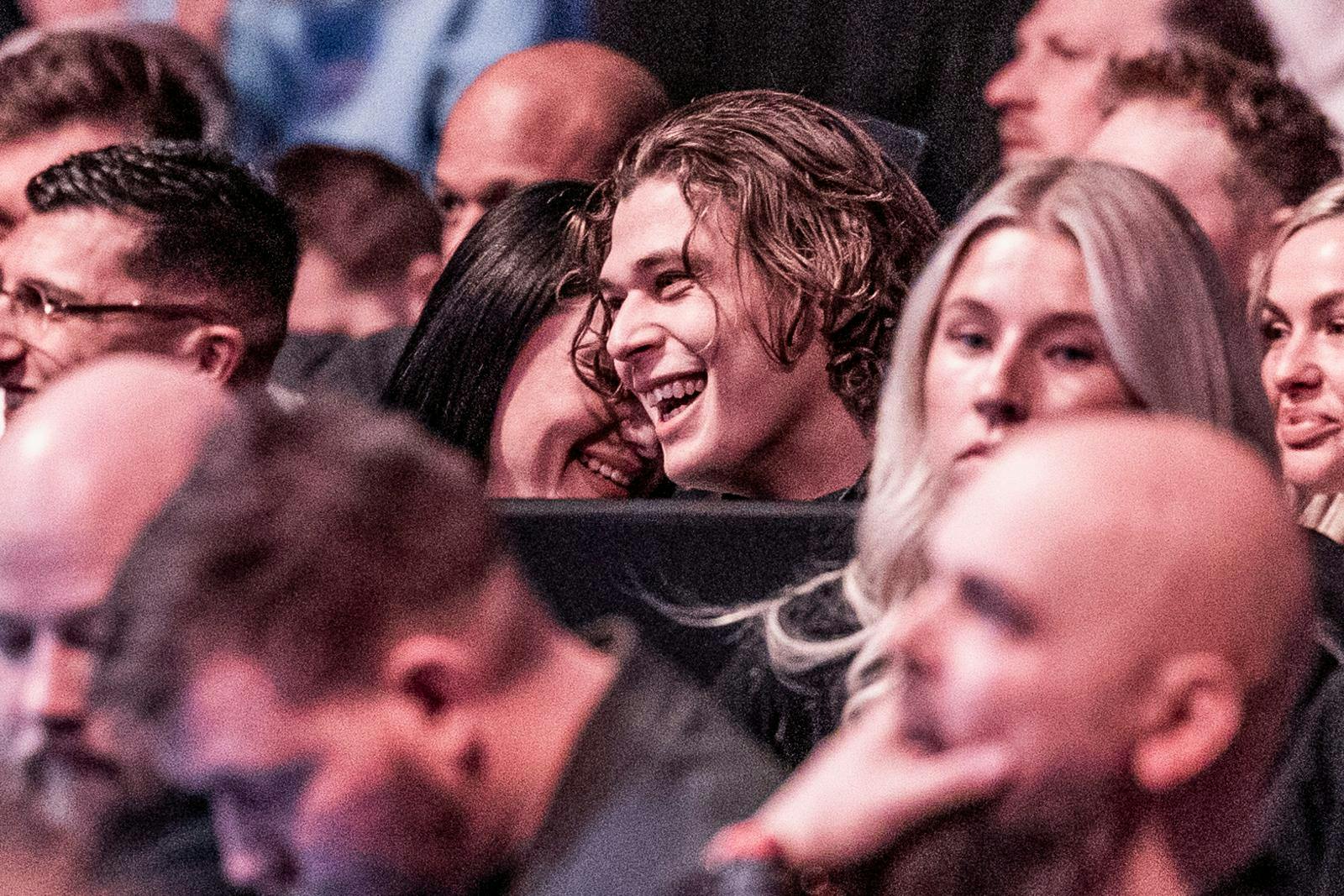 Irina Olsen og musikeren Carl Knast har fundet hinanden efter hendes skilsmisse. Og de ser i den grad ud til at nyde hinandens selskab.