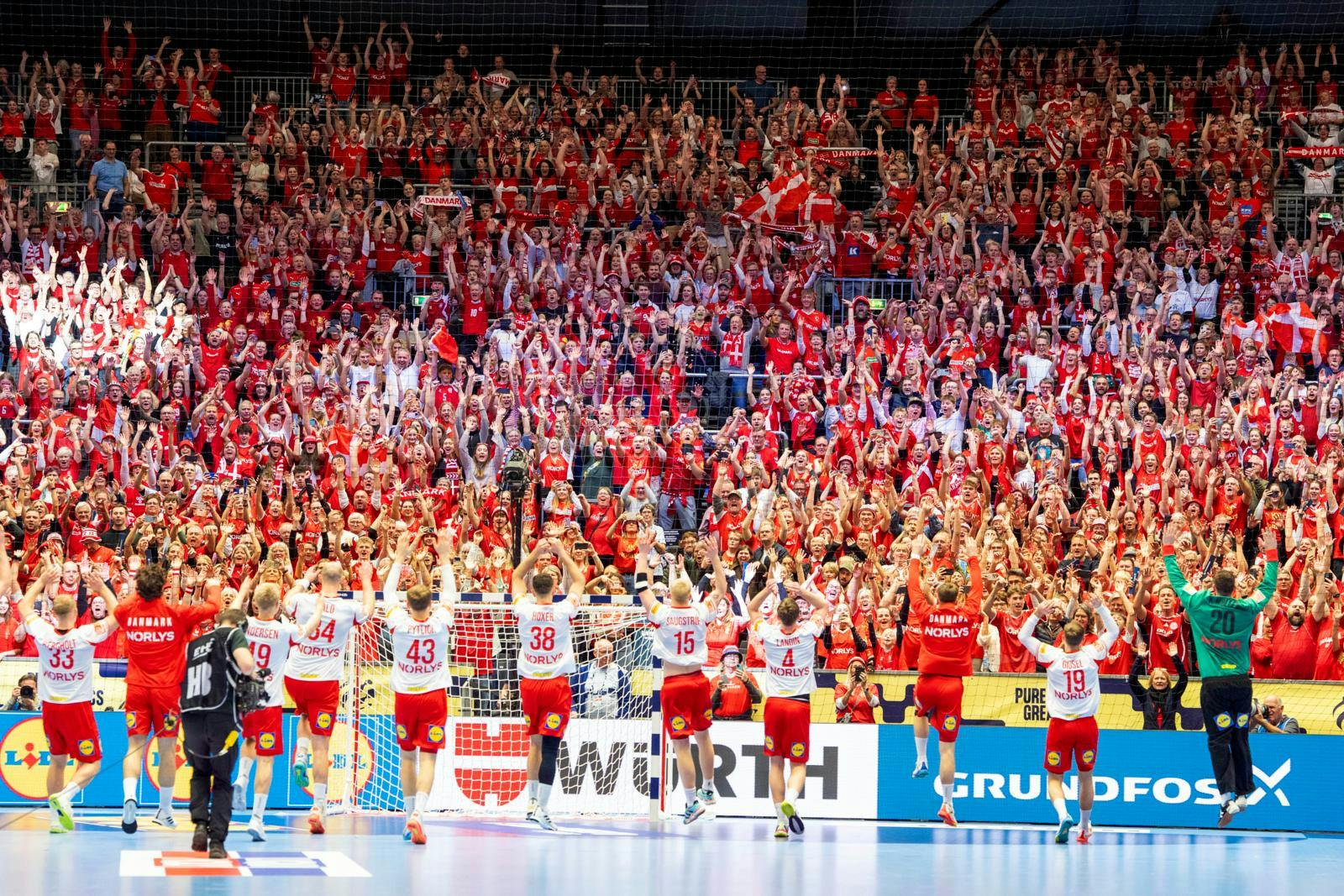Danmarks spillere jubler søndag foran de rødhvide fans efter sejren over Rumænien. Det var et øjeblik over 1,2 millioner så hjemmefra.