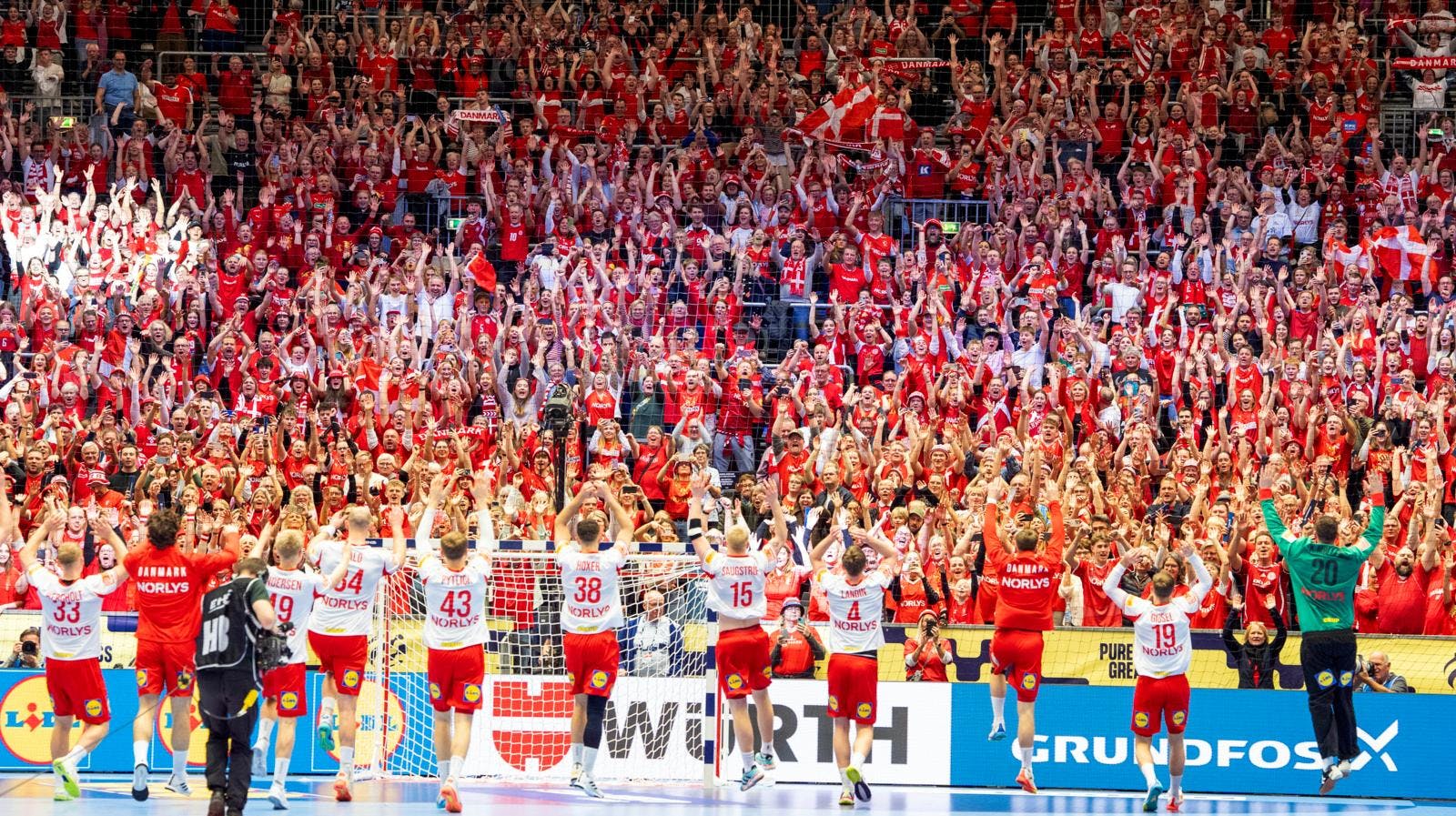 Danmarks spillere jubler søndag foran de rødhvide fans efter sejren over Rumænien. Det var et øjeblik over 1,2 millioner så hjemmefra.