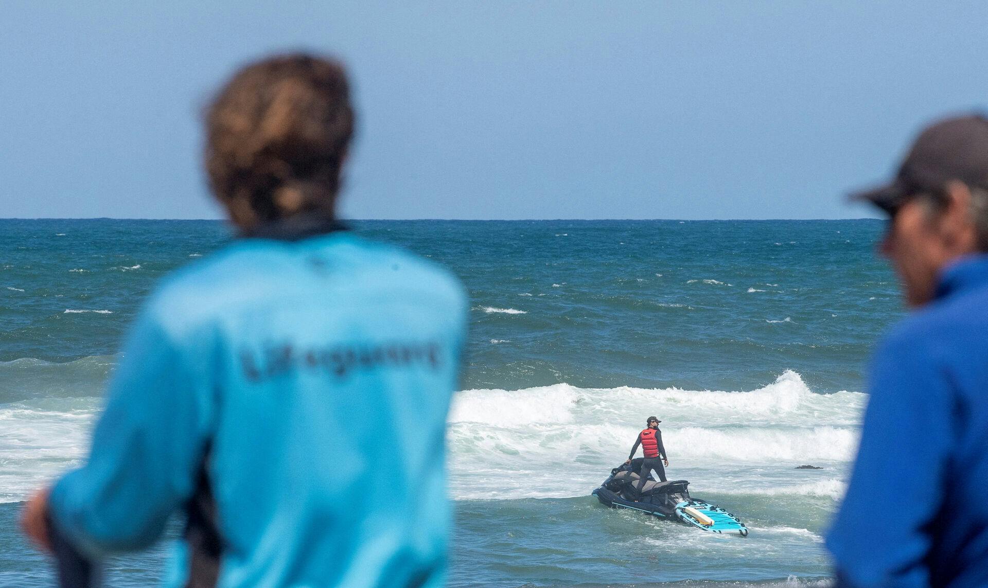 Lifeguards attempt to locate a shark that attacked a surfer today at Dee Why Beach in Sydney, Australia, January 19, 2026. REUTERS/Jeremy Piper