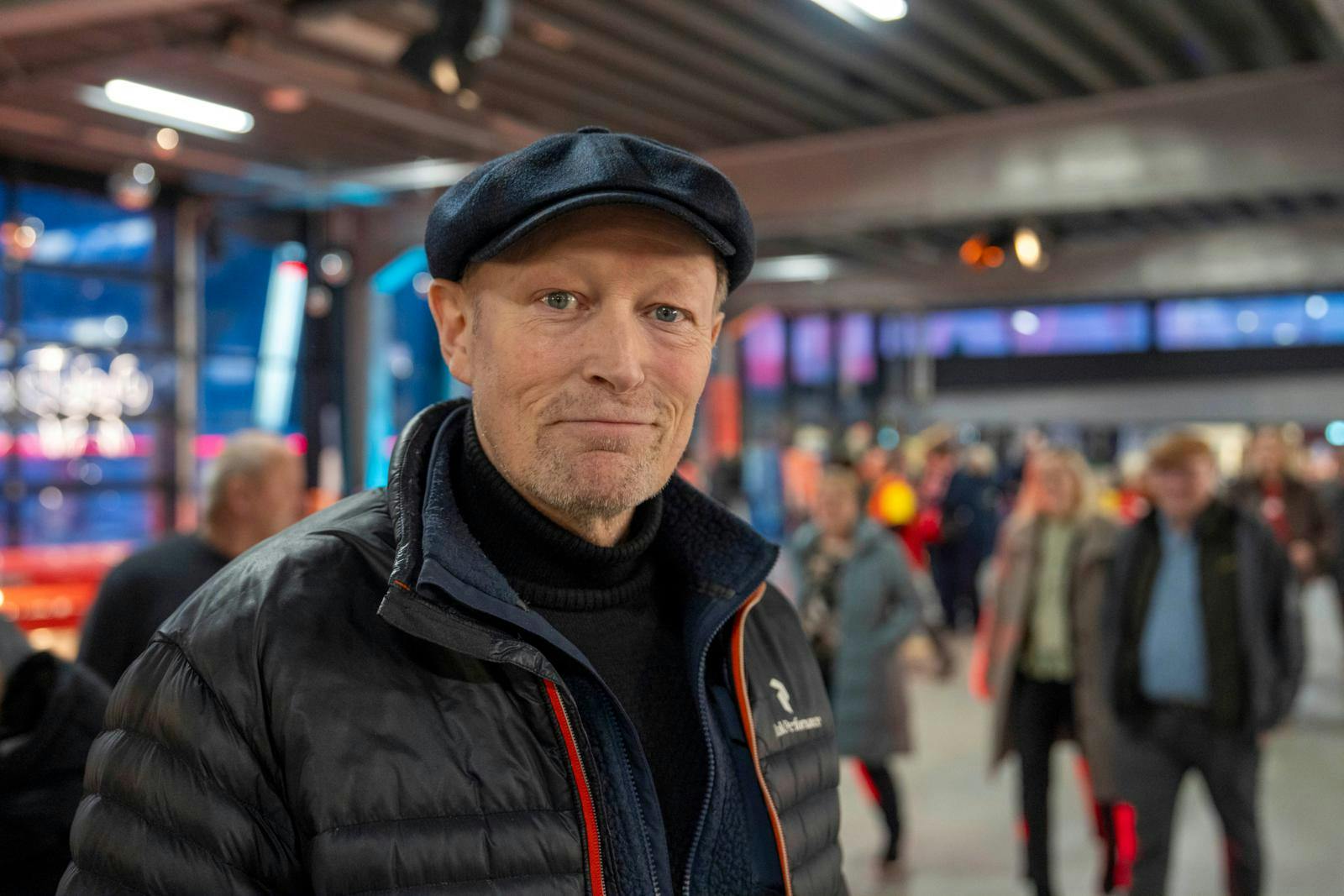 Midt i arbejdet med den nye sæson af Cirkusrevyen afslører Lars Mikkelsen, at der samtidig er Hollywood-snak i kulissen, men uden at kunne løfte sløret, før alle papirer er underskrevet.