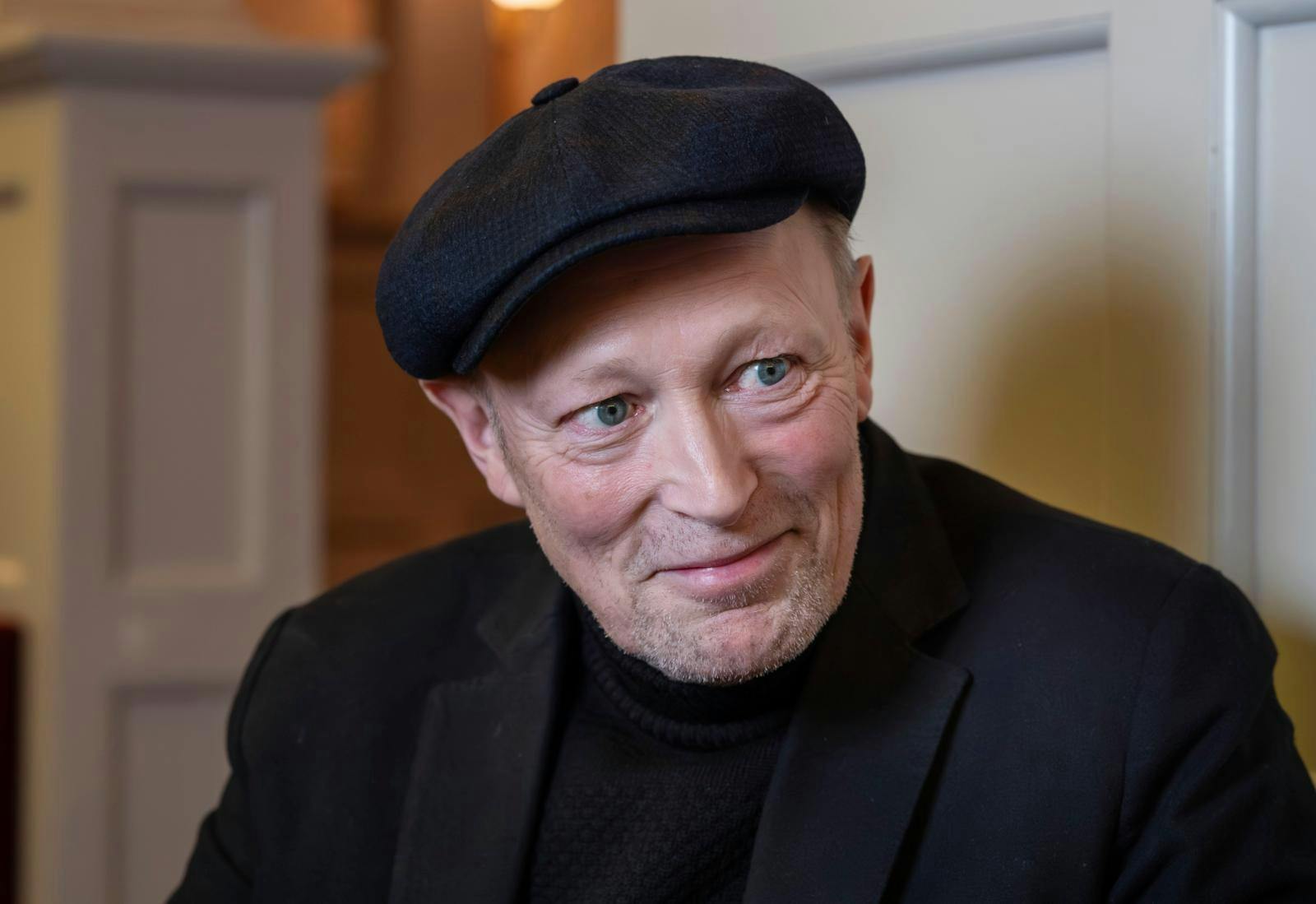 Lars Mikkelsen er i gang med sit første forfattermøde til Cirkusrevyen i over 30 år. Og skuespilleren glæder sig til at kaste sig ud i revygenren igen.