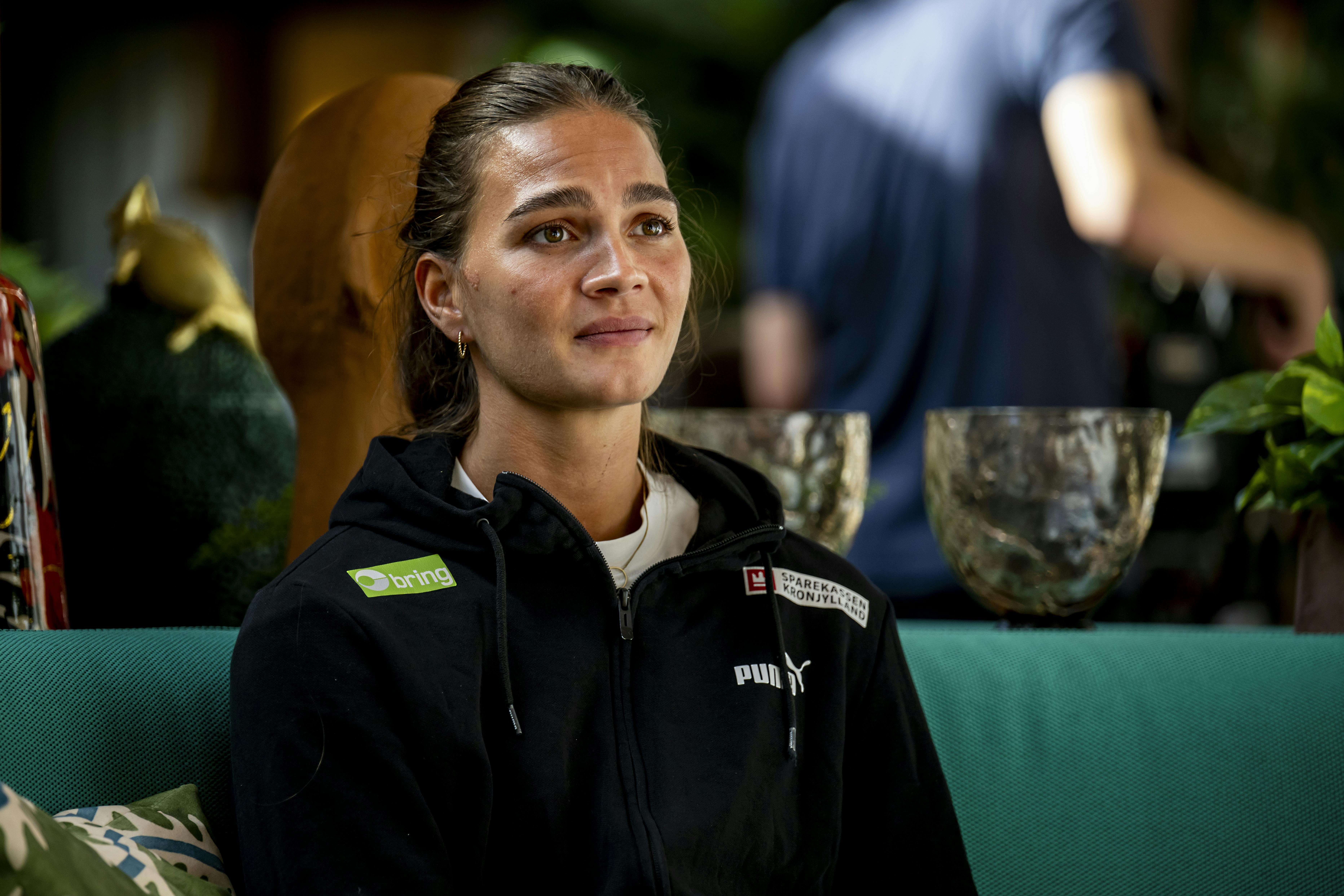 Helena Elvers albue gik af led under kampen tirsdag aften. 