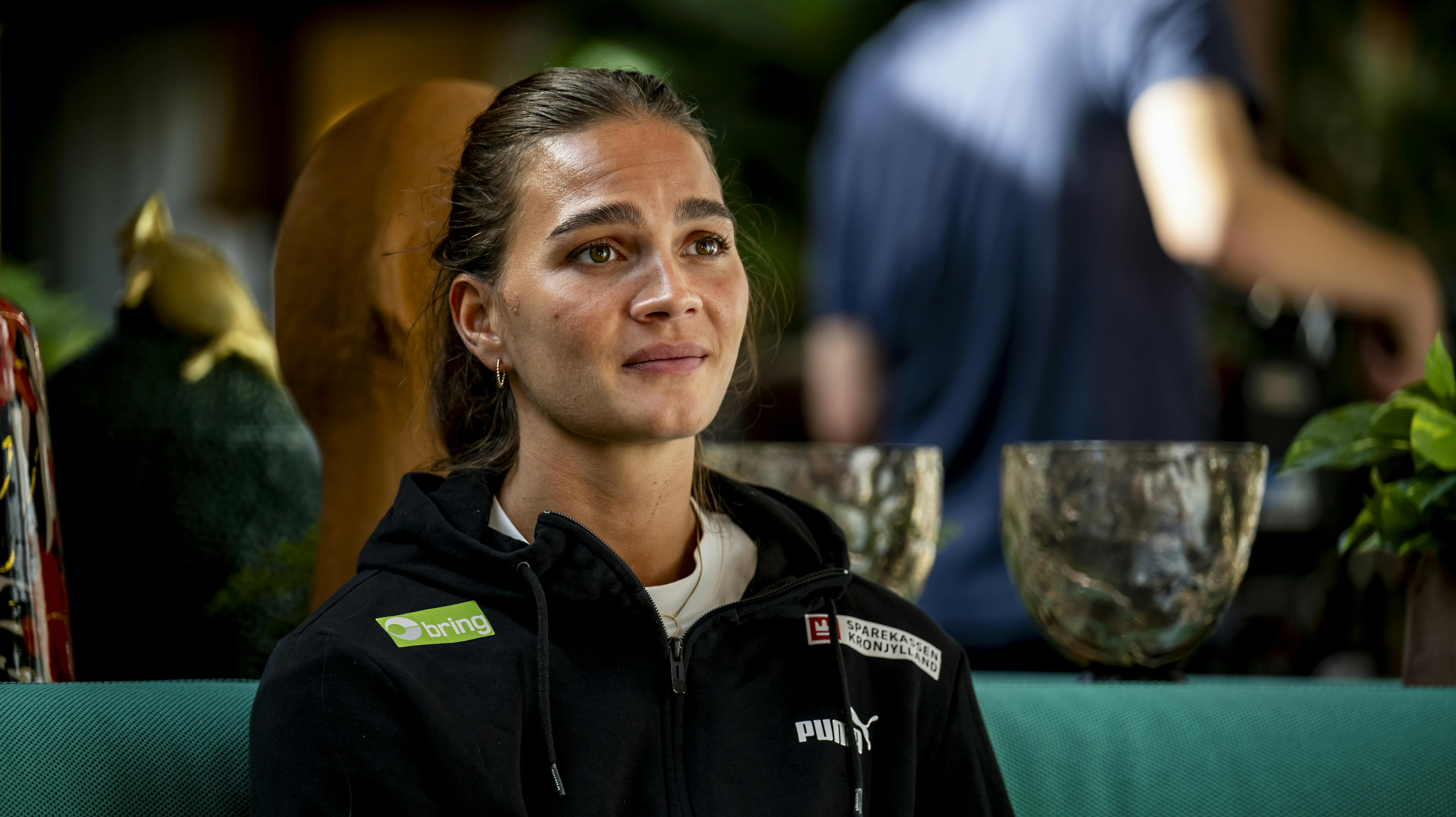 Helena Elvers albue gik af led under kampen tirsdag aften.
