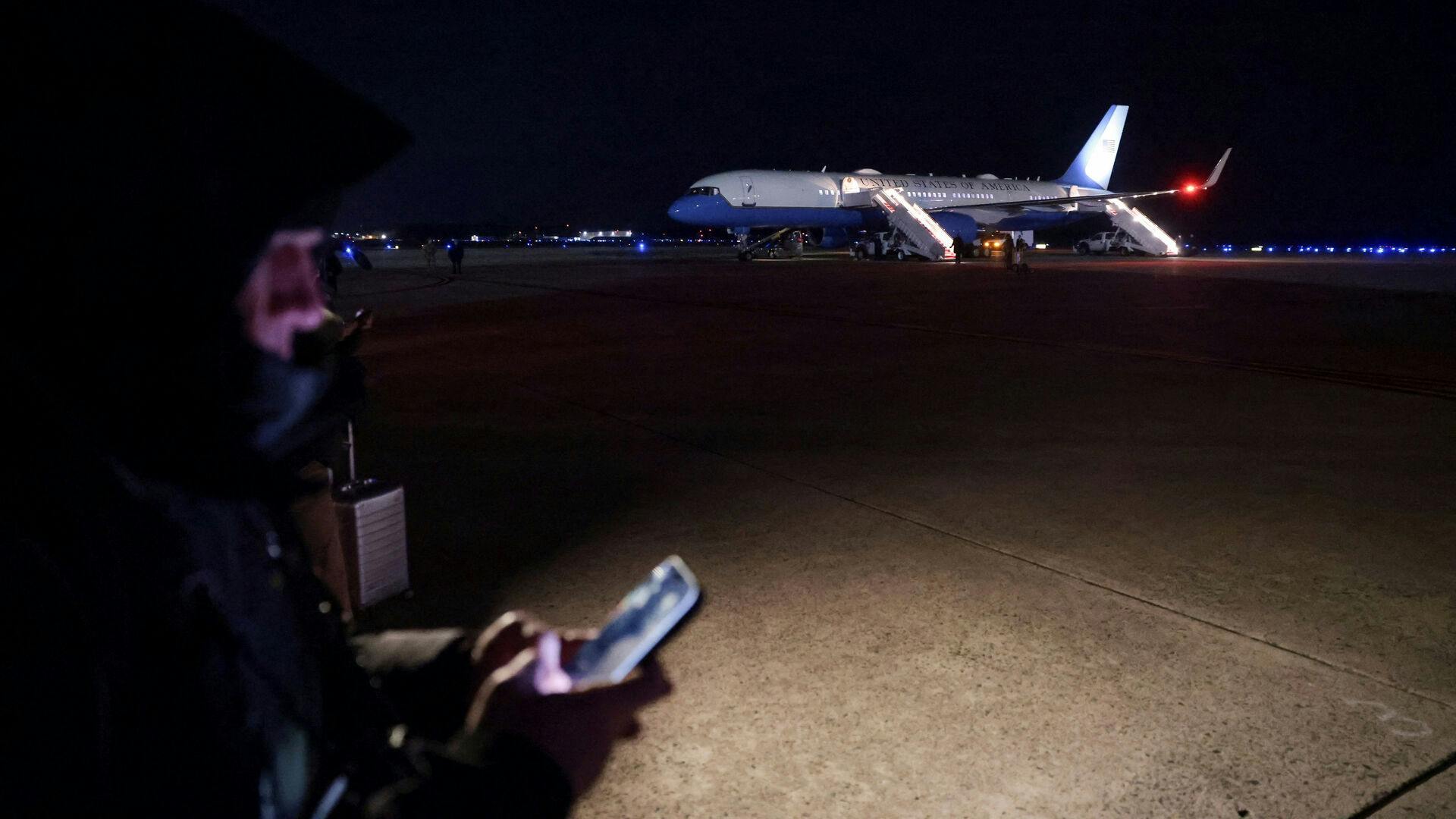 Members of the media wait for U.S. President Donald Trump to deboard Air Force One after returning to Joint Base Andrews following an electrical problem identified mid-flight en route to Davos, Switzerland, at Joint Base Andrews, Maryland, U.S., January 20, 2026. REUTERS/Jonathan Ernst