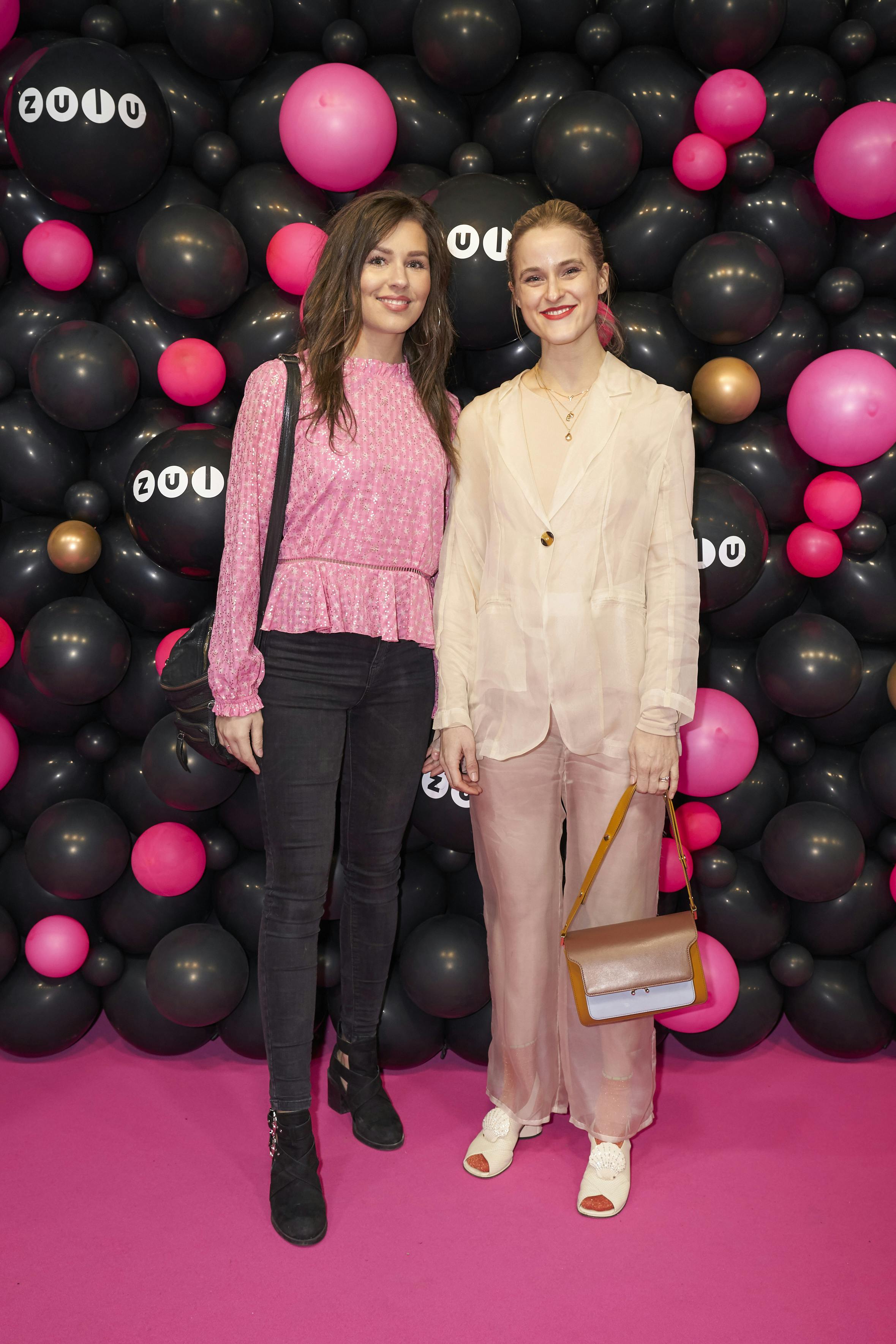 Alexandra Staffensen (til venstre) fortæller, at hun var sin kæreste utro.