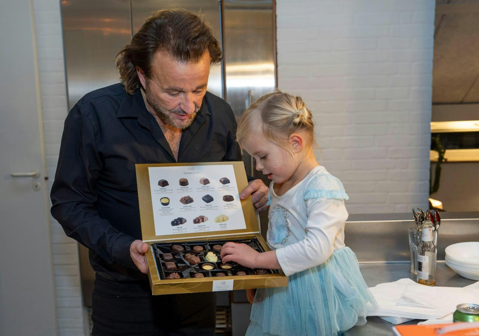 Dennis Knudsen bor en del af året i Thailand med sine børn i vintermånederne og drømmer også om at finde en partner, der vil være en del af familien og måske efterlade lidt mere end kærlighed.