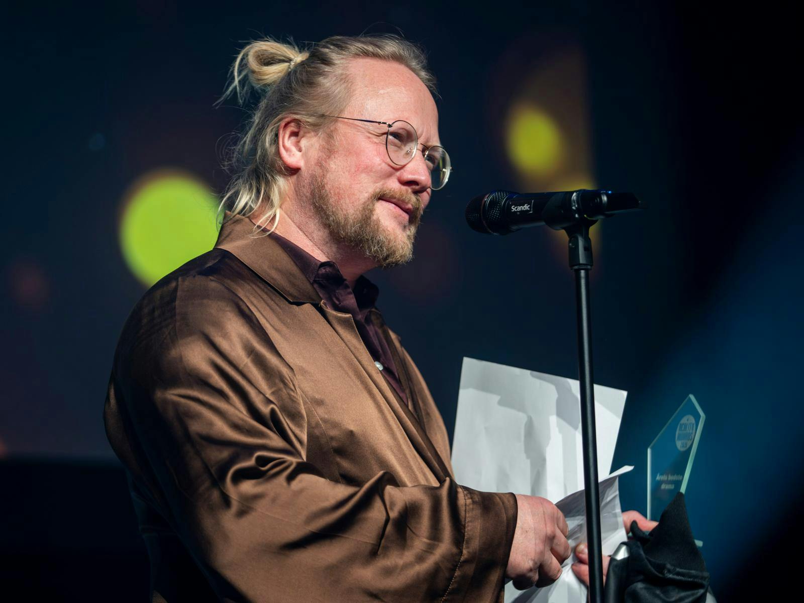 Markus Hvass var lørdag aften på scene til Reality Awards, hvor "Naboen fra helvede" vandt prisen for årets drama.