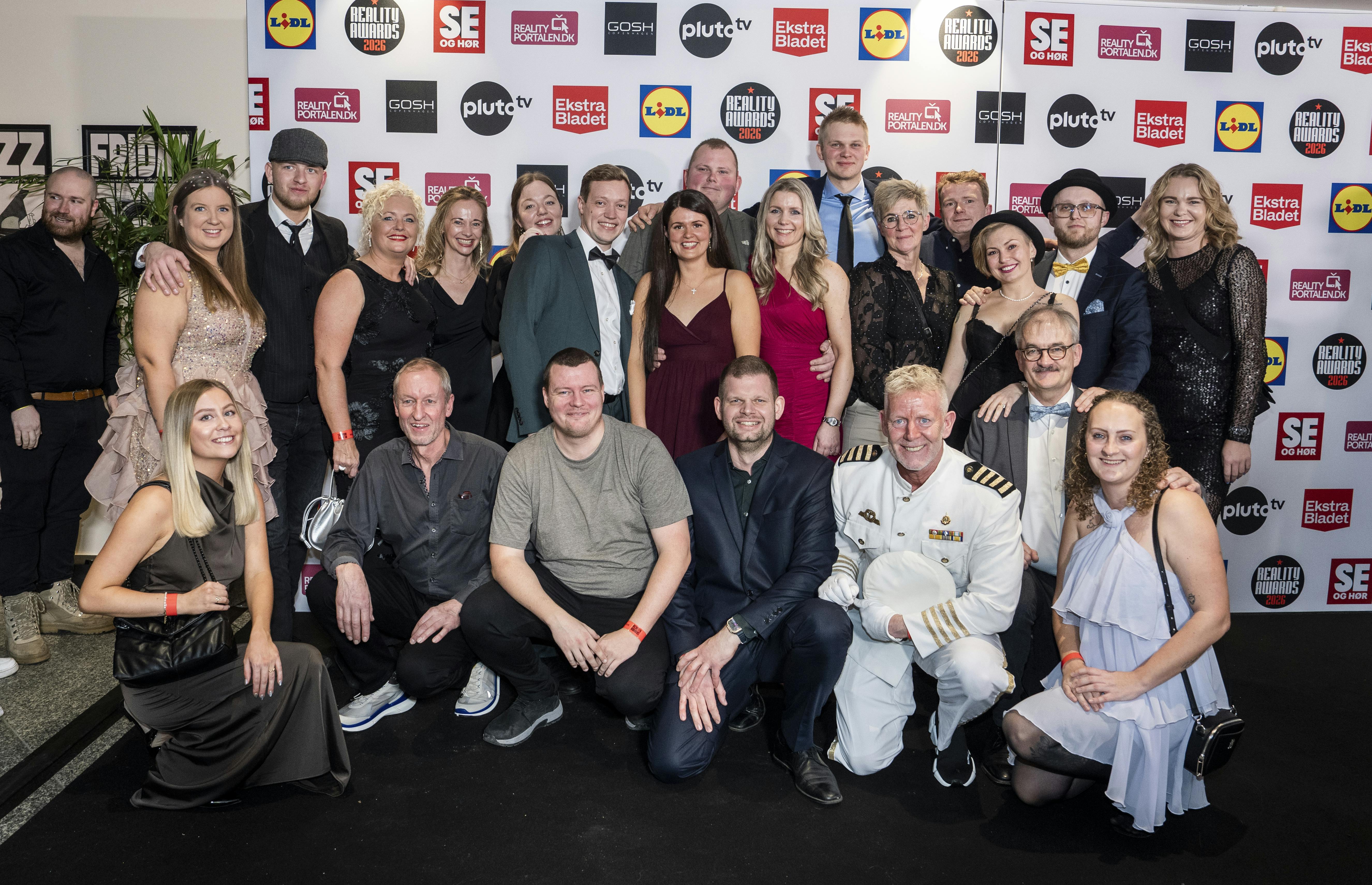 Serena Albeck Jonas (nummer fem øverst fra venstre) ankom med en stor flok landmænd til Reality Awards 2026.