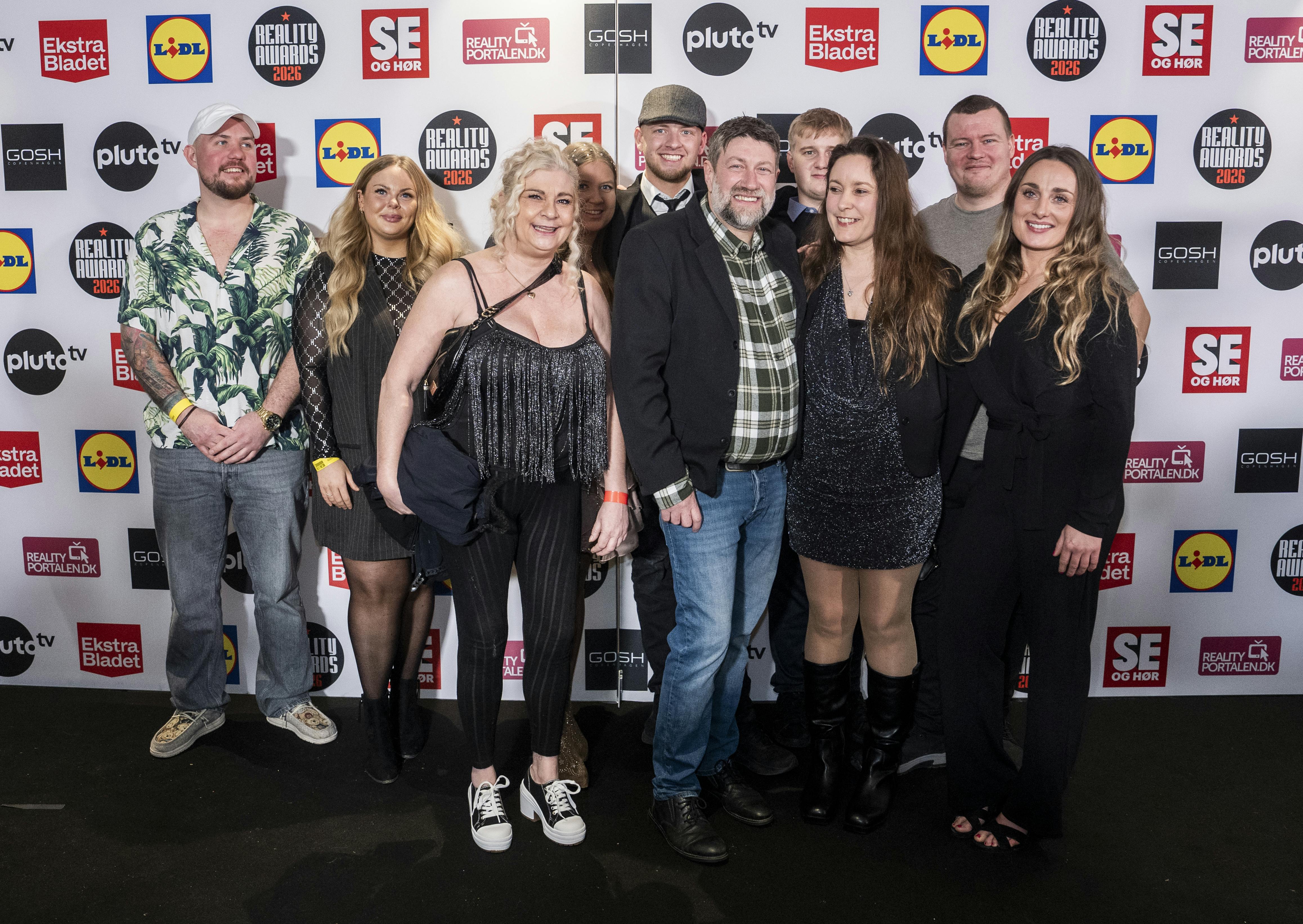 Jonas Hartmann (yderst til venstre) dukkede op med en gruppe andre krager til Reality Awards 2026.