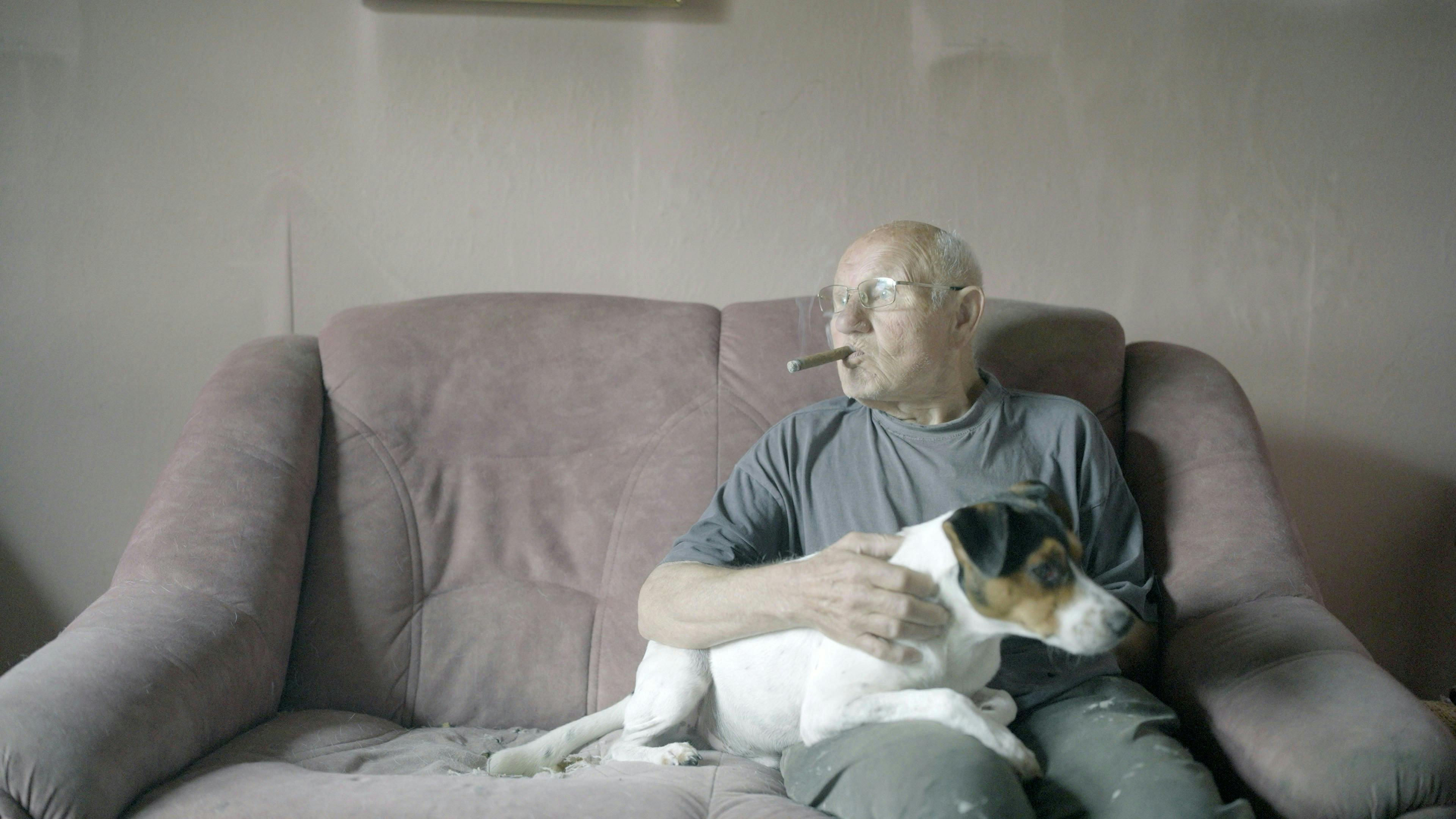 Frede Rasmussen og hunden King i TV 2-dokumentaren "Fræk fyr til Frede".