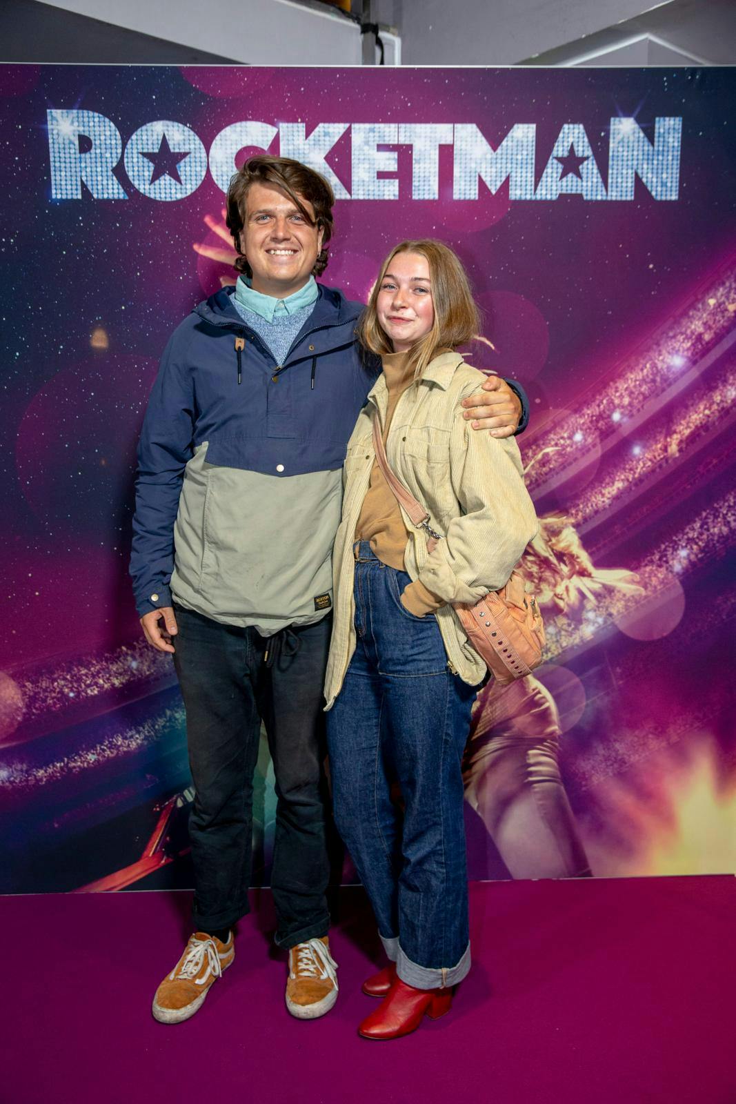 Det var til premieren på ”Rocketman” i 2019, Alfred viste sin store kærlighed frem første gang. Kort efter flyttede Madeleine ind på husbåden, hvor Alfred boede med sine forældre. I to år boede hun sammen med svigerforældrene, så der er ikke noget at sige til, at de er blevet tætte.