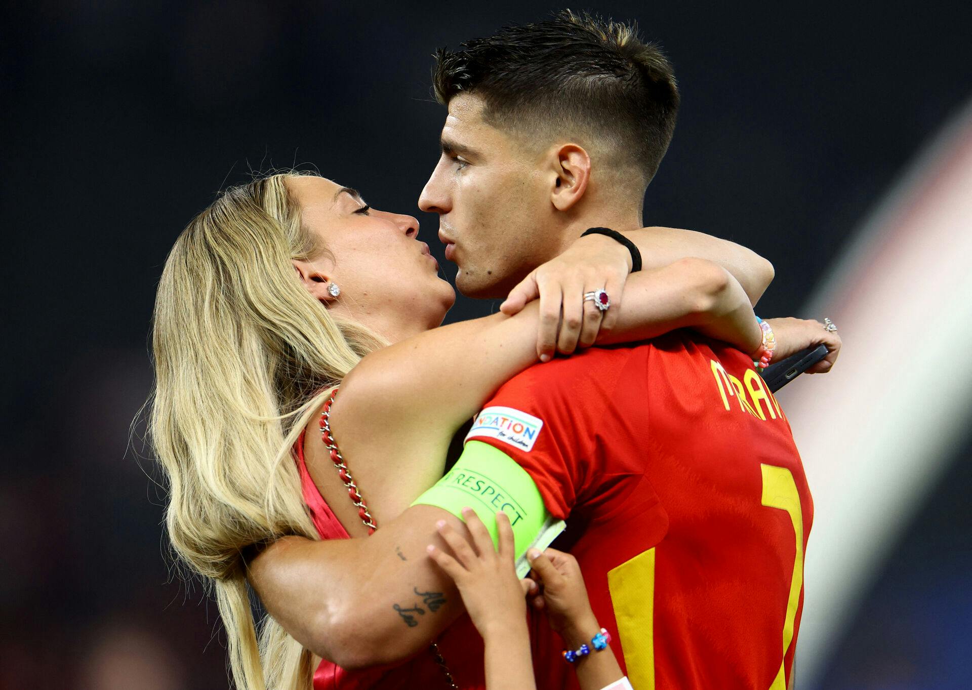 Soccer Football - Euro 2024 - Final - Spain v England - Berlin Olympiastadion, Berlin, Germany - July 14, 2024 Spain's Alvaro Morata celebrates with partner Alice Campello after winning the final REUTERS/Lisi Niesner