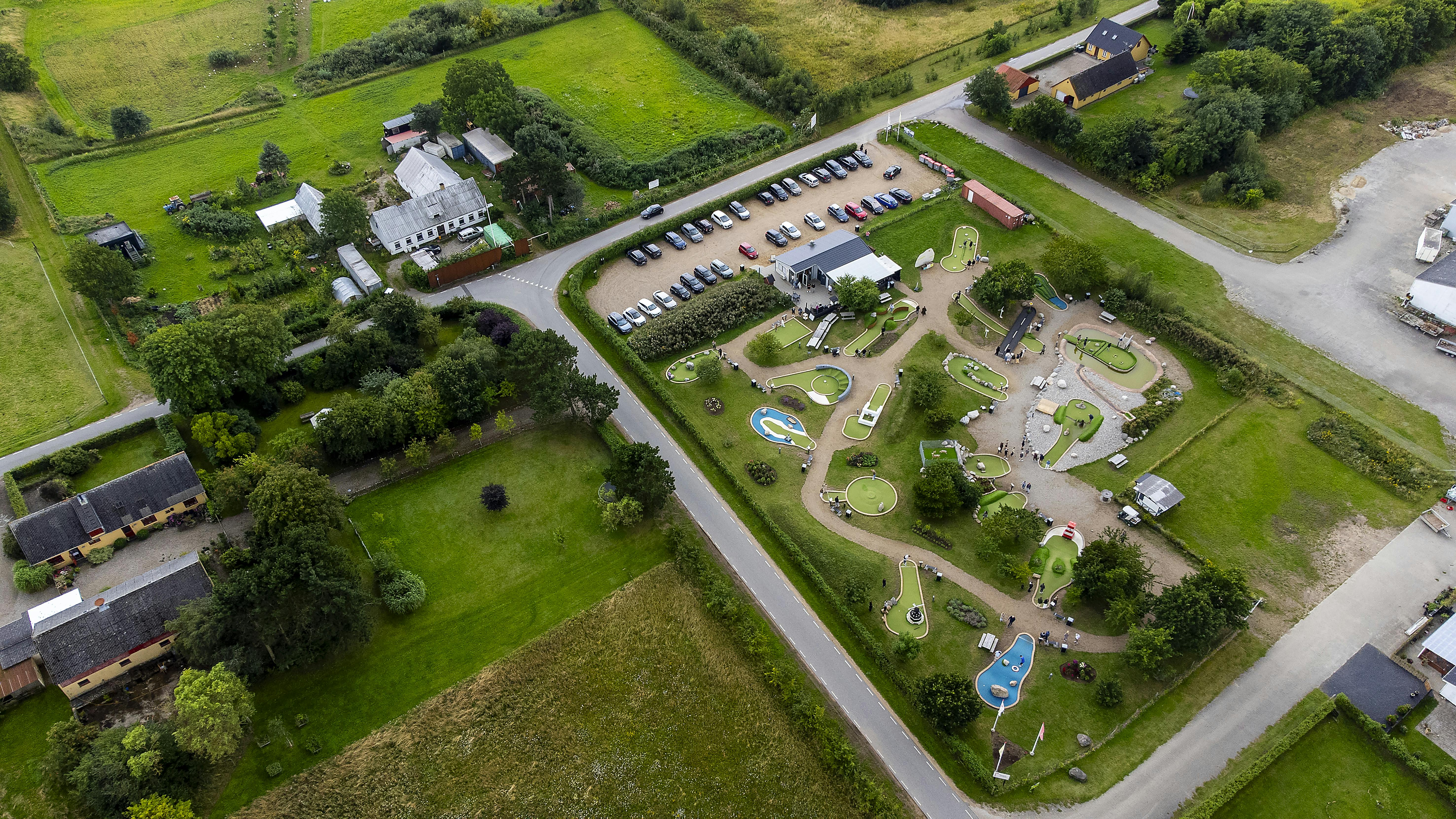 Minigolfbanen i Højby - direktør Simon Larsen og naboen Markus Hvass