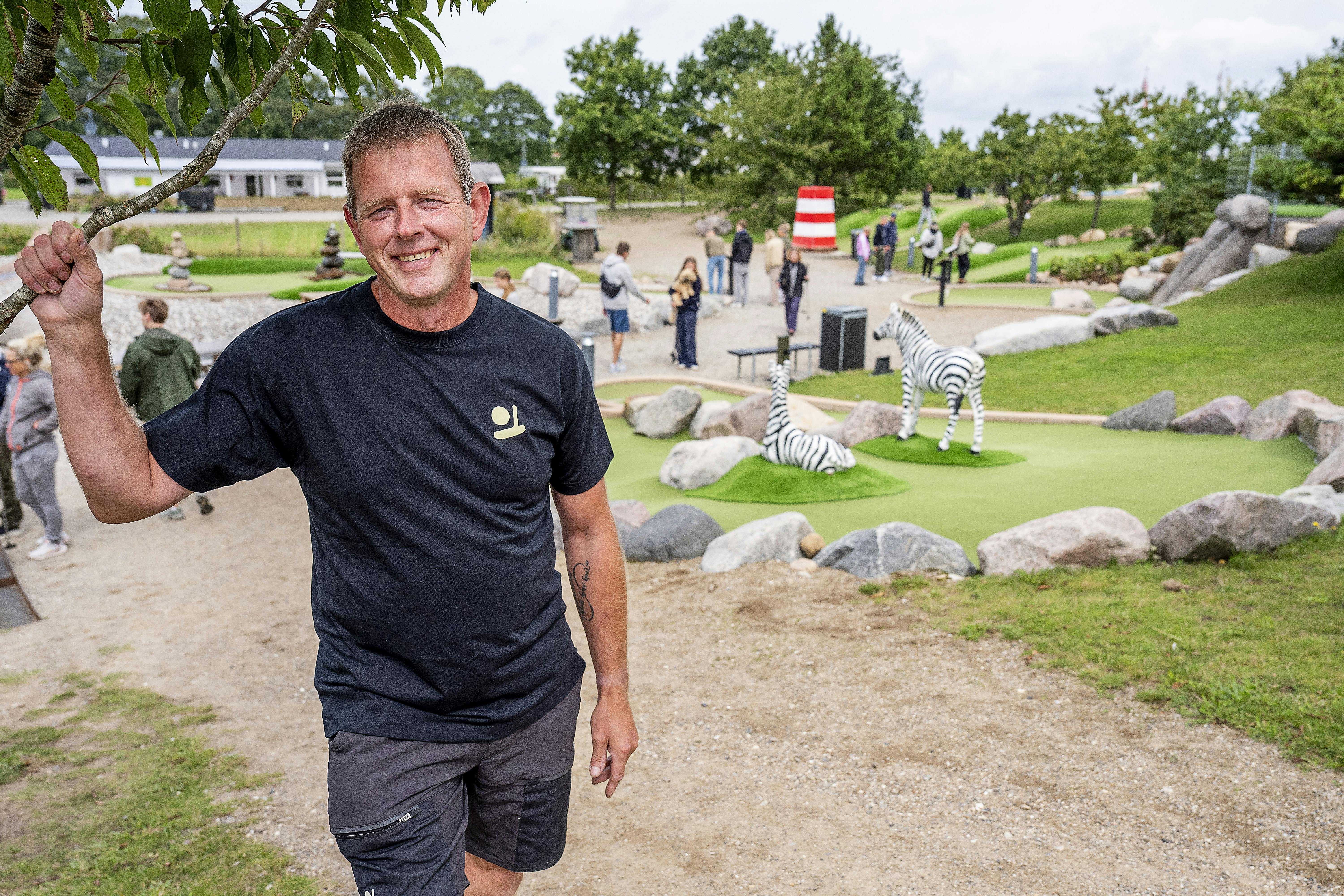 Minigolfbanen i Højby - direktør Simon Larsen og naboen Markus Hvass