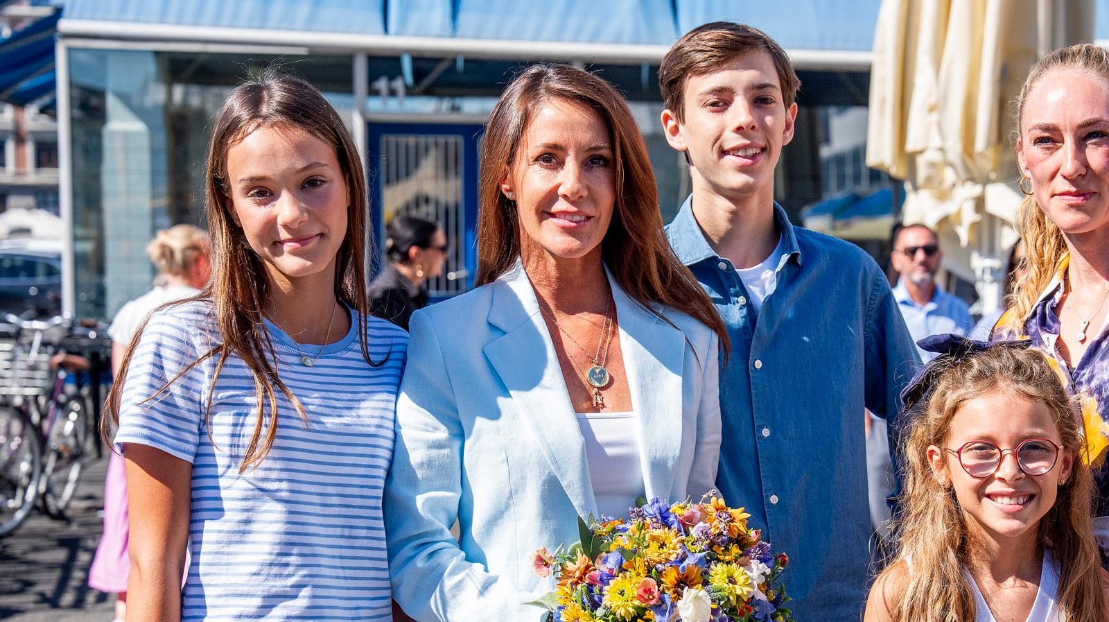 Athena er sammen med sin storebror Henrik et af kongehusets mest ubeskrevne blade. Lørdag 24. januar 2026a fylder komtessen 14 – og har oplevet mere end de fleste jævnaldrende.