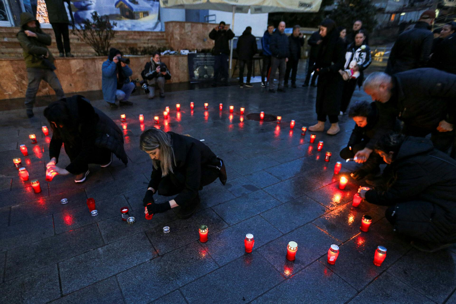Folk tændte lys til ære for ofrene i forbindelse med branden, der kostede 40 mennesker livet.