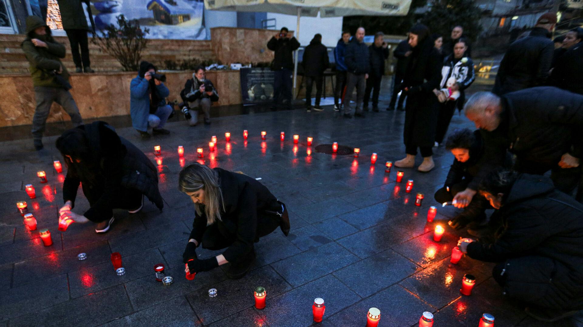 Folk tændte lys til ære for ofrene i forbindelse med branden, der kostede 40 mennesker livet.