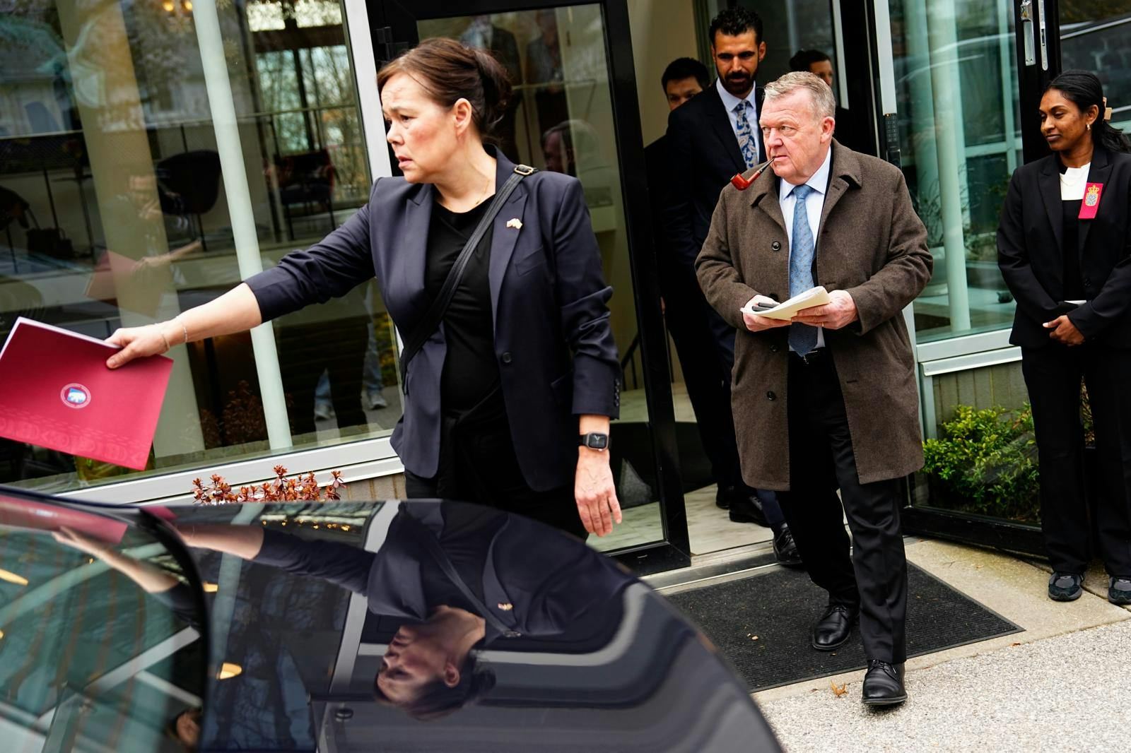 I hælene på Grønlands udenrigsminister Vivian Motzfeldt, 53, var en piberygende Lars Løkke forleden i Washington D.C. på den måske vigtigste danske mission nogensinde.