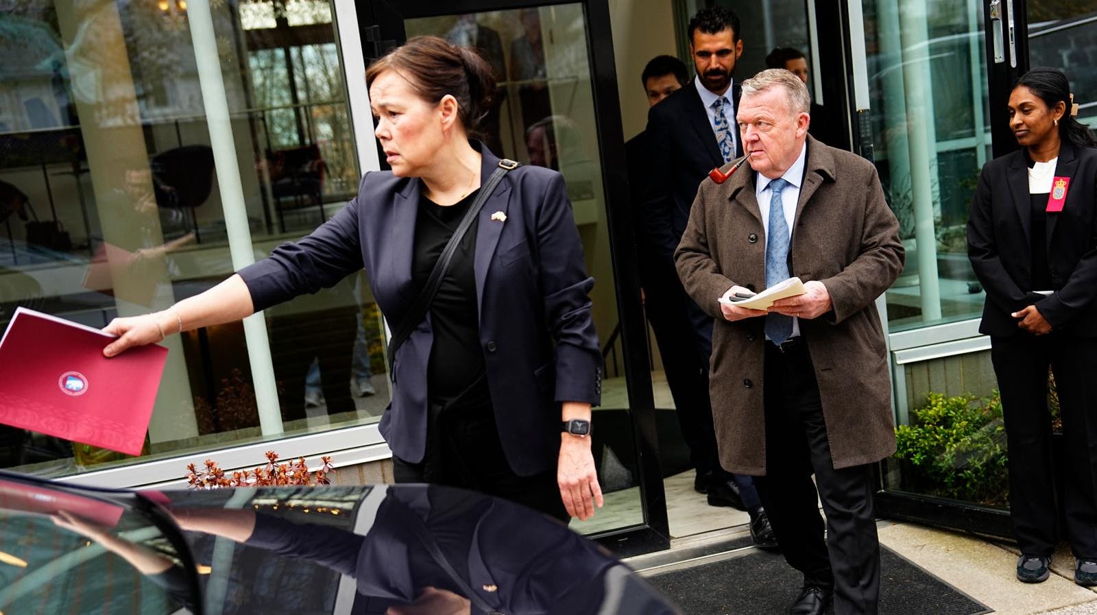 I hælene på Grønlands udenrigsminister Vivian Motzfeldt, 53, var en piberygende Lars Løkke forleden i Washington D.C. på den måske vigtigste danske mission nogensinde.