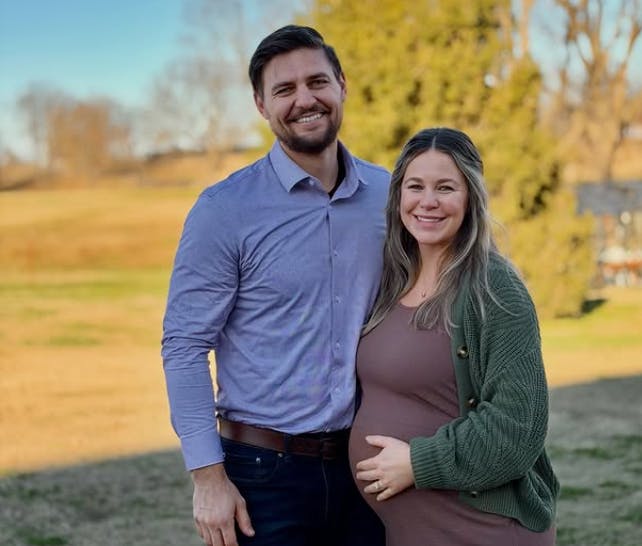 Der er ingen baby i maven længere. Jana Duggar har nemlig født en lille dreng. På billedet ses hun sammen med sin mand, Stephen Wissmann.