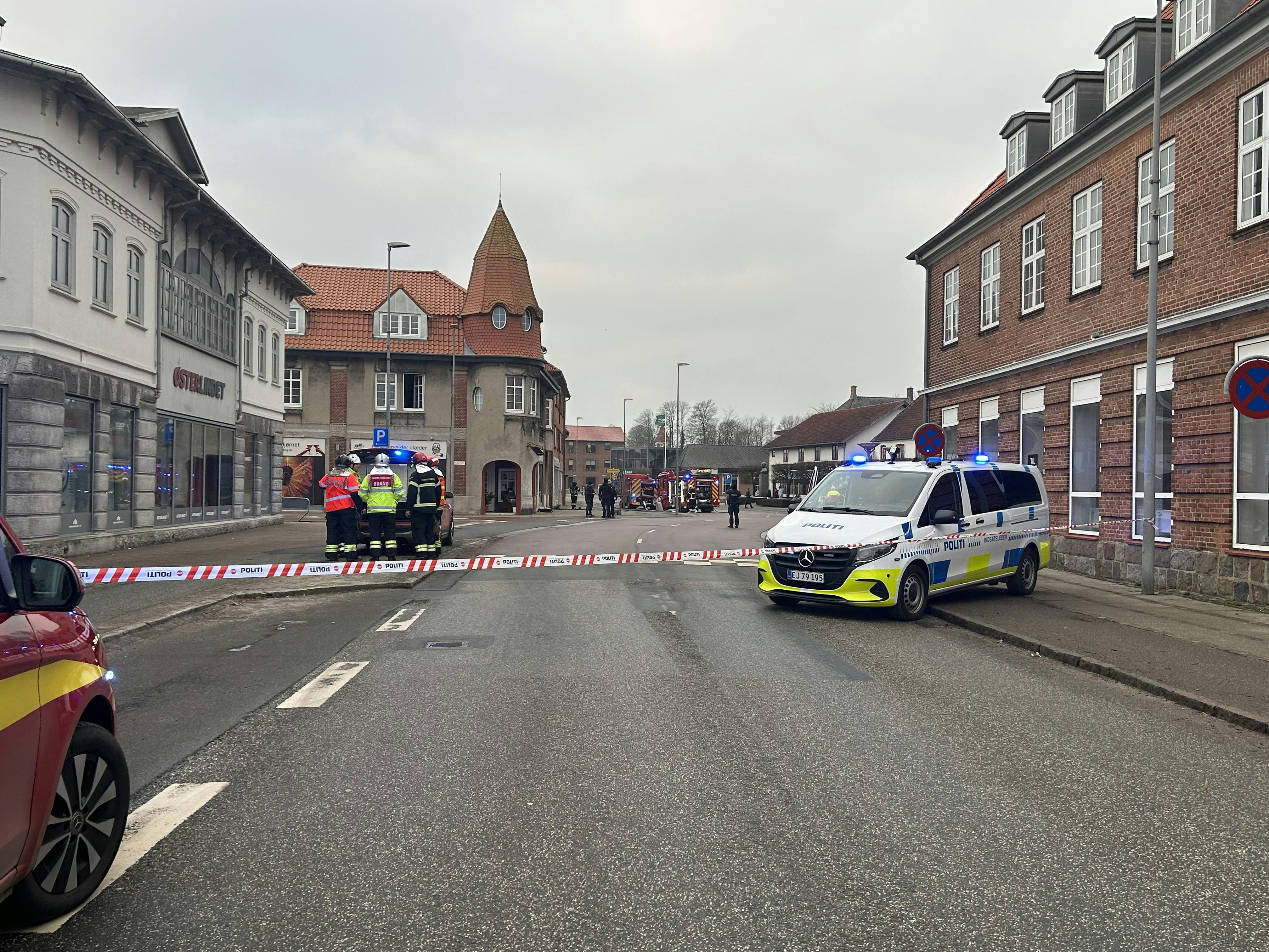 Politi og brandvæsen er massivt til stede.