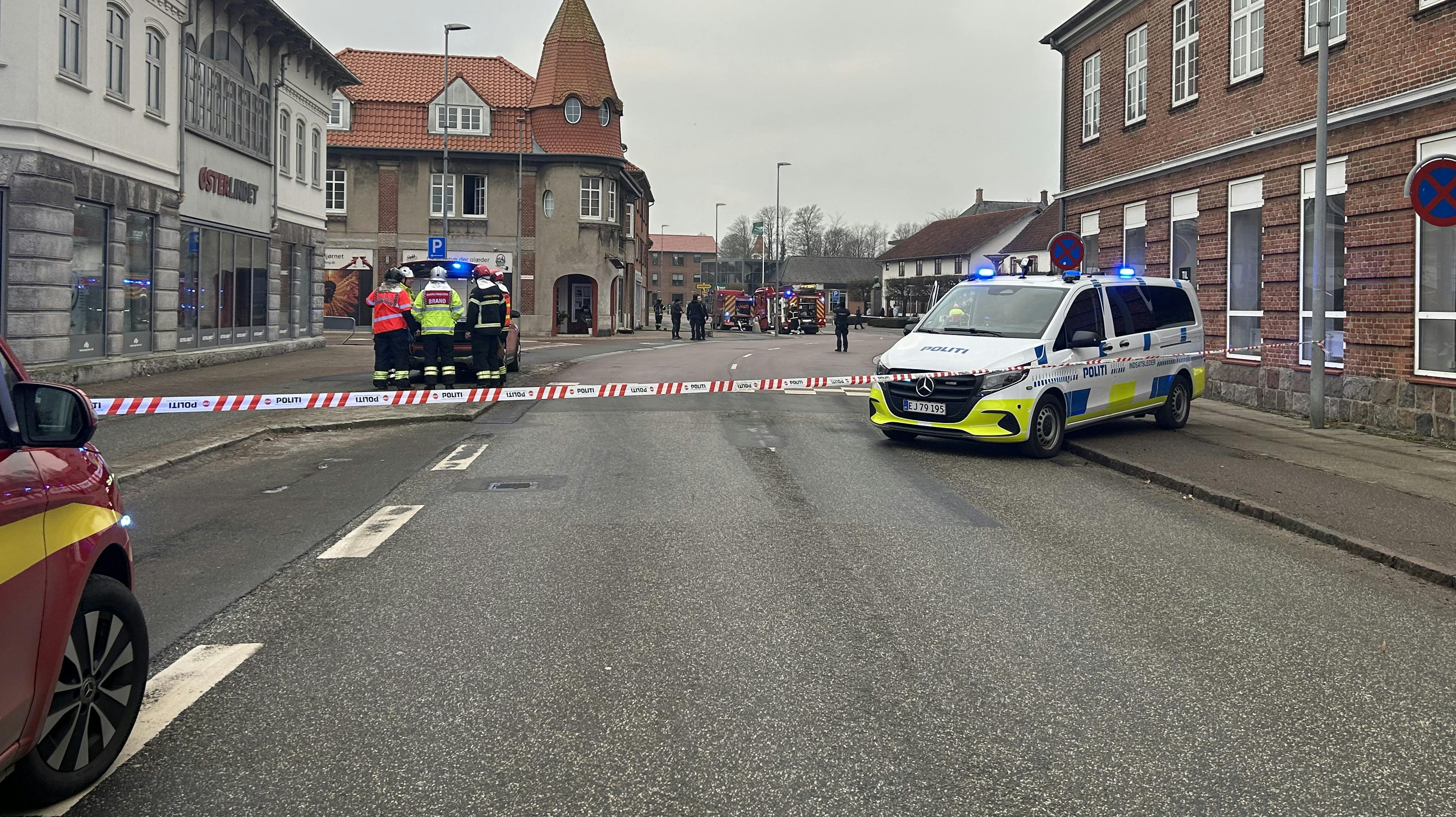 Politi og brandvæsen er massivt til stede.