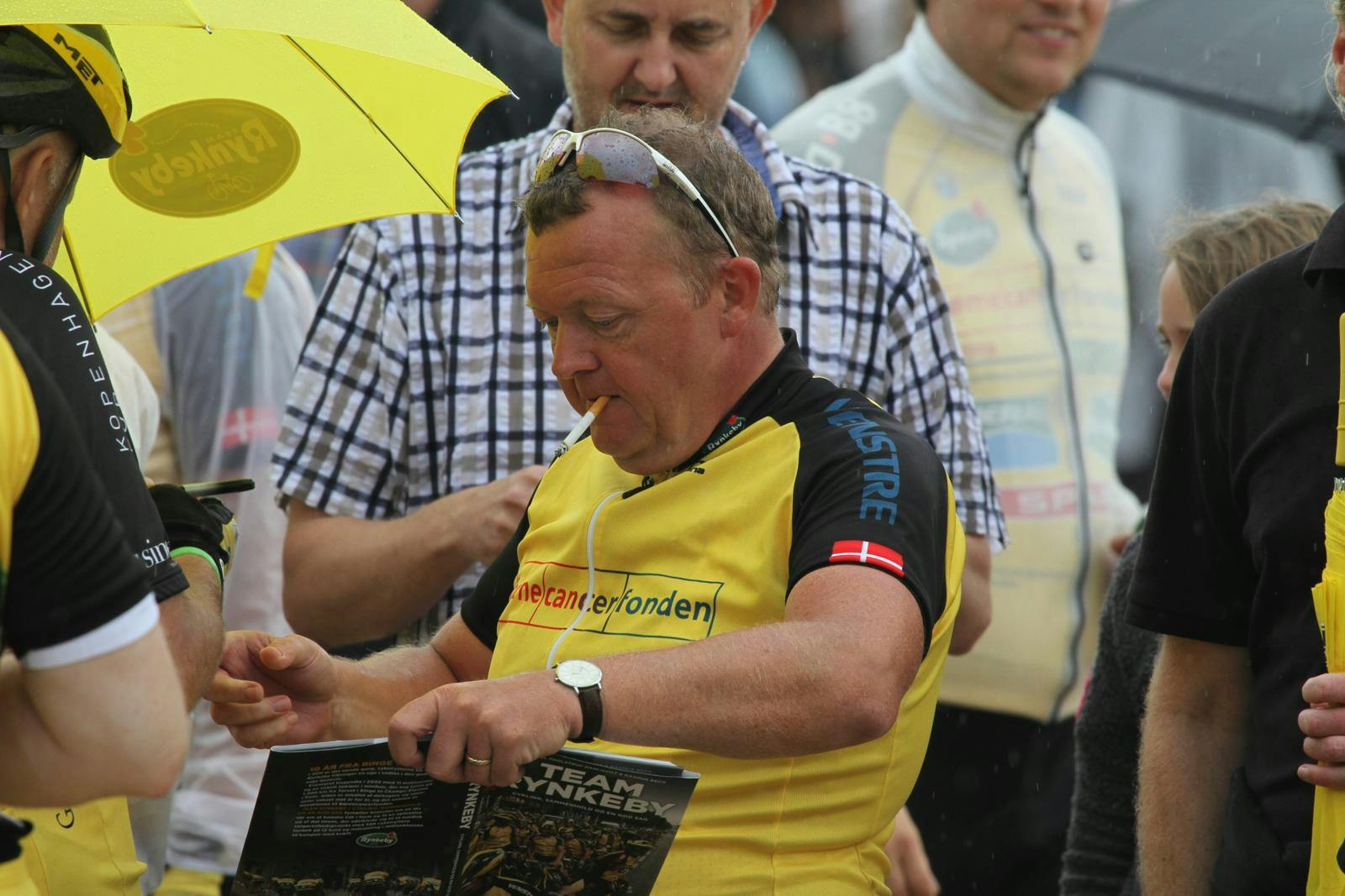 Formen skal holdes ved lige. Med Børnecancerfondens logo på brystet – og en smøg i munden.