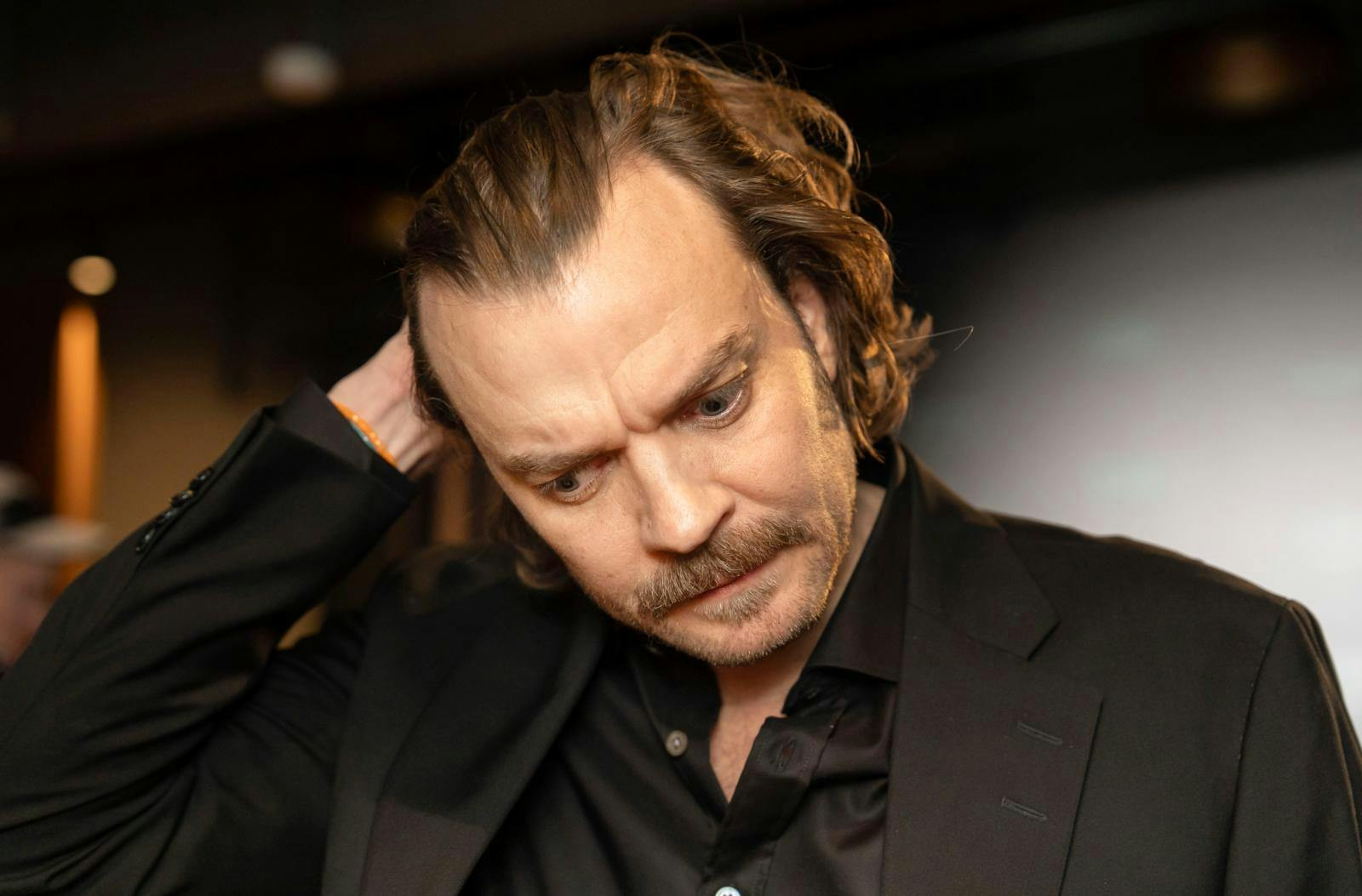 Pilou Asbæk, 43, lægger ikke skjul på, at han det seneste år har været igennem en hård tid.