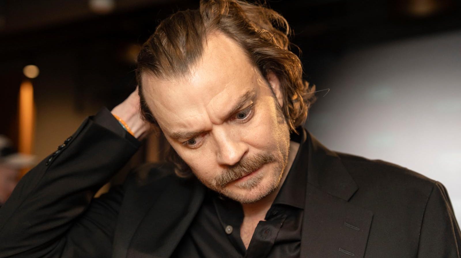 Pilou Asbæk, 43, lægger ikke skjul på, at han det seneste år har været igennem en hård tid.