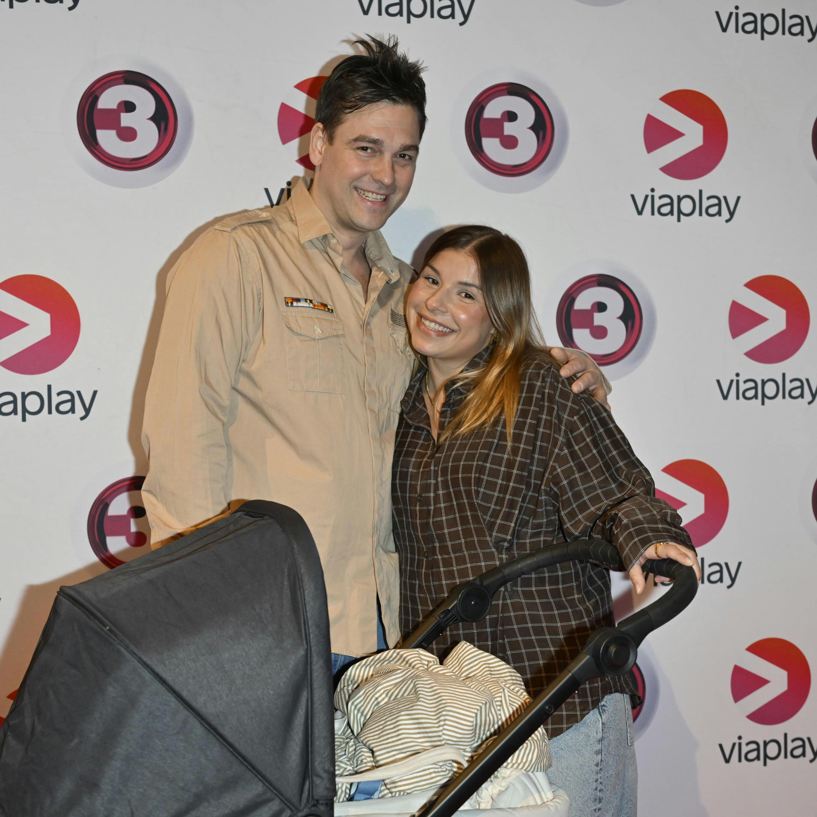 Peter Birch og Nynne Larsen med deres søn i barnevognen.