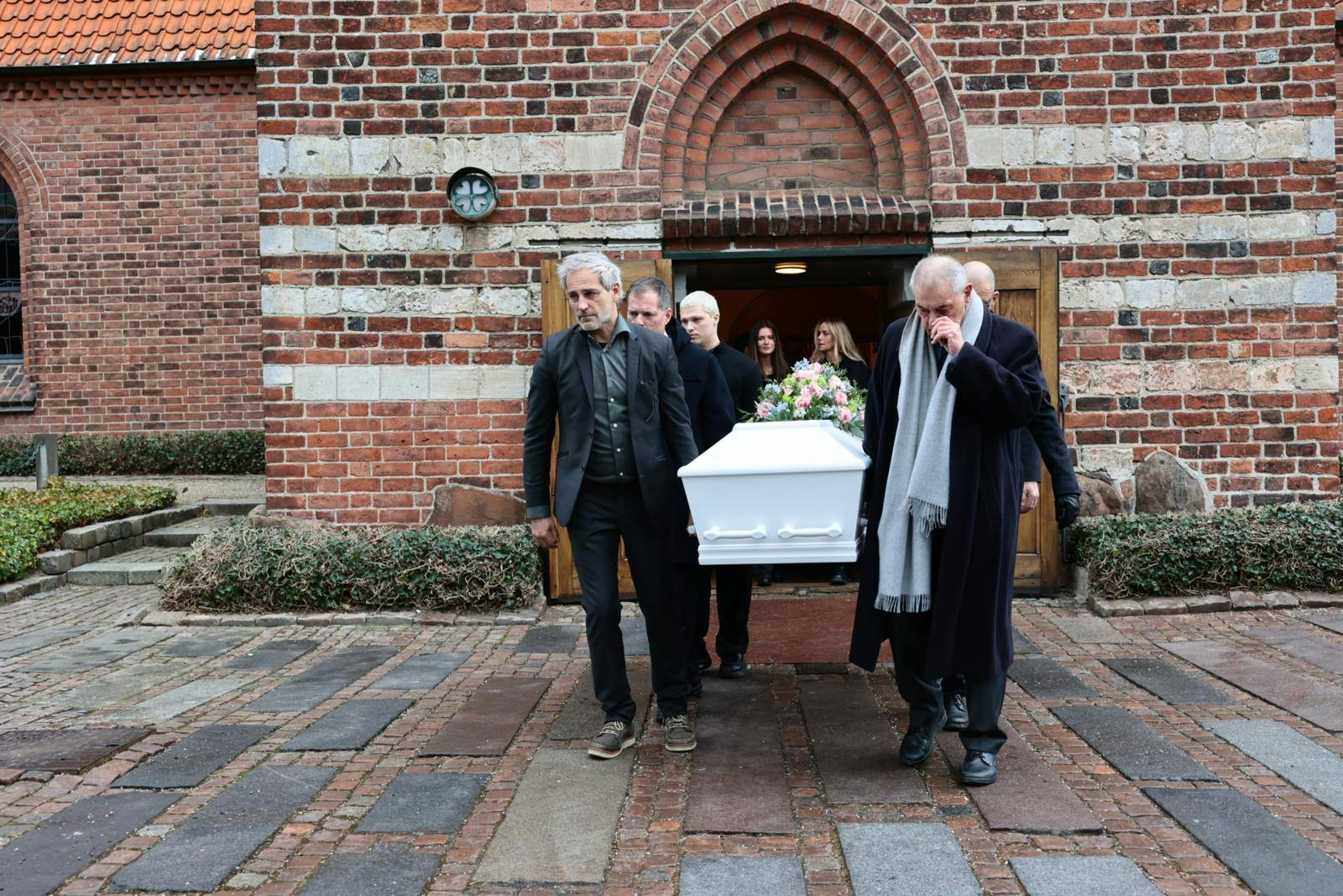 Suzanne Bjerrehuus bliver bisat.