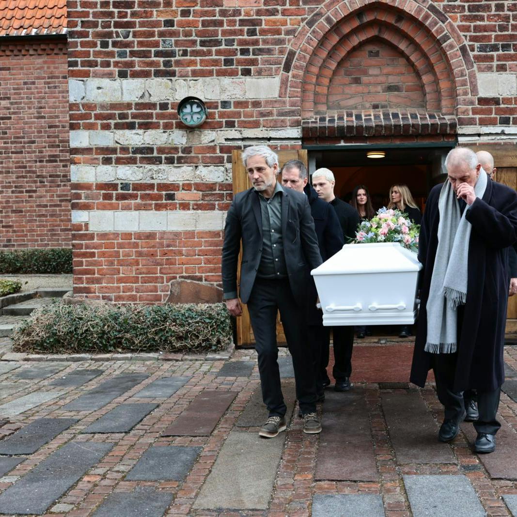 Suzanne Bjerrehuus bliver bisat.