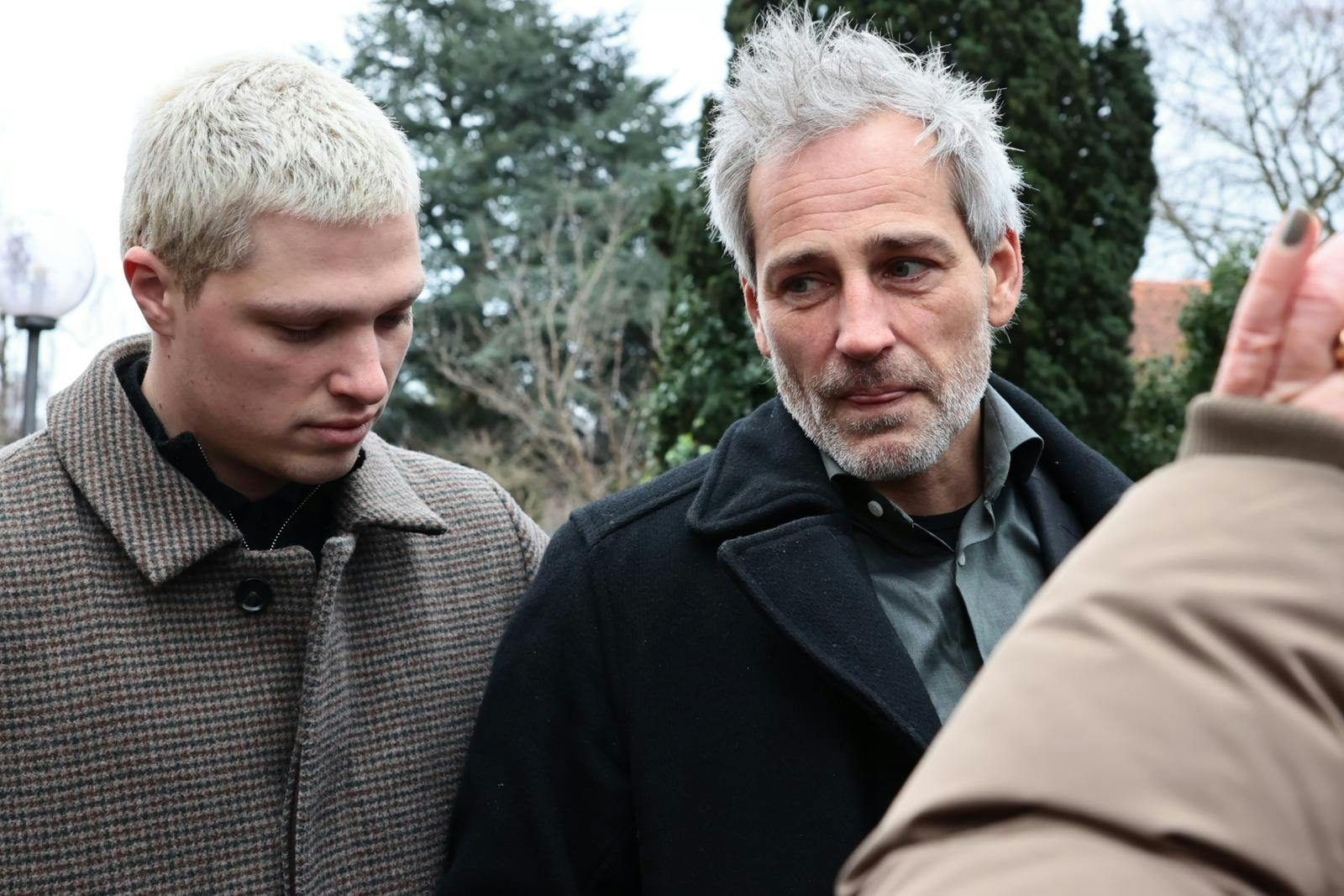 Oliver Bjerrehuus fik støtte af sønnen Oscar, der også var ramt af sorgen over at sige farvel.