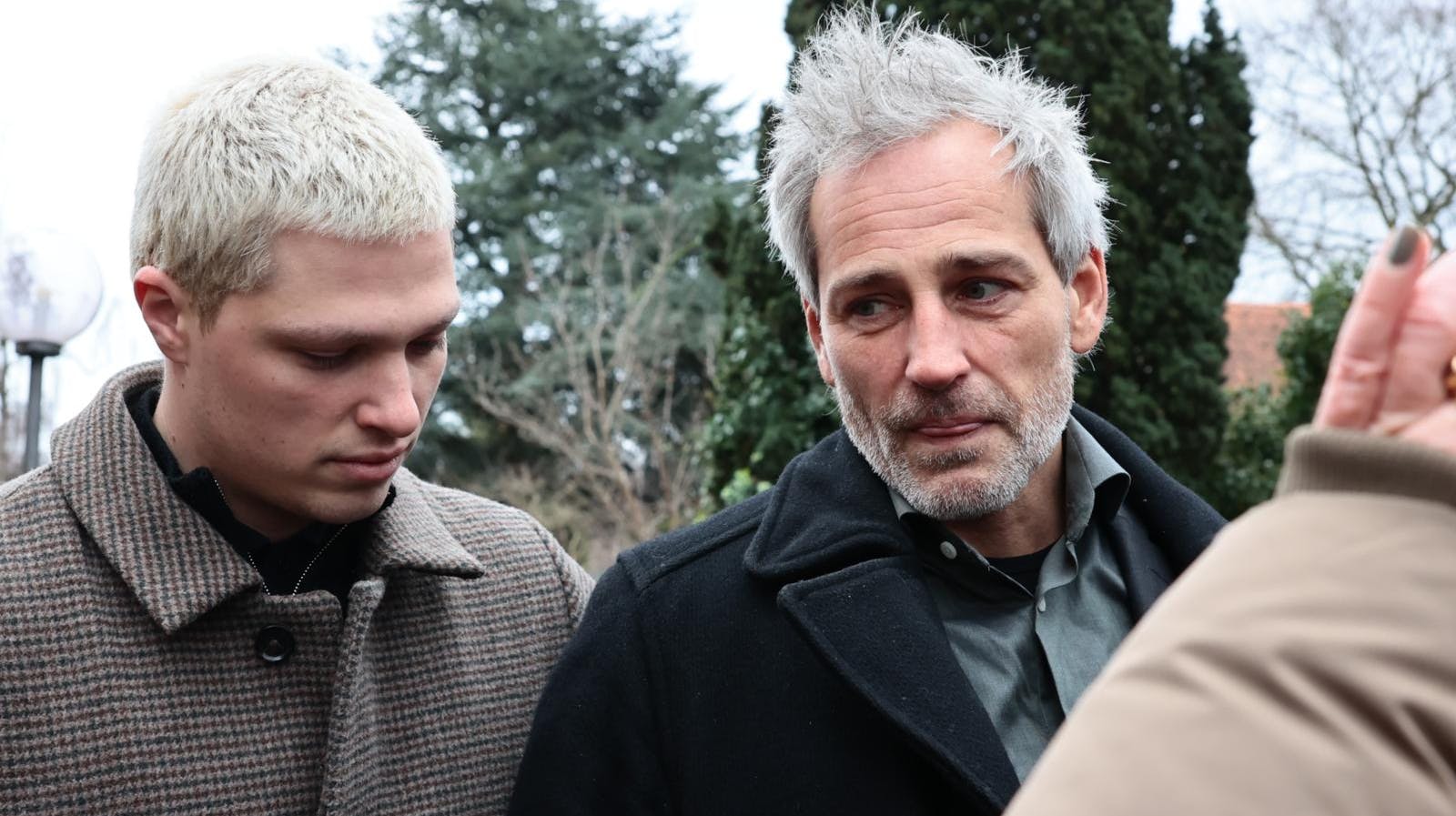 Oliver Bjerrehuus fik støtte af sønnen Oscar, der også var ramt af sorgen over at sige farvel.