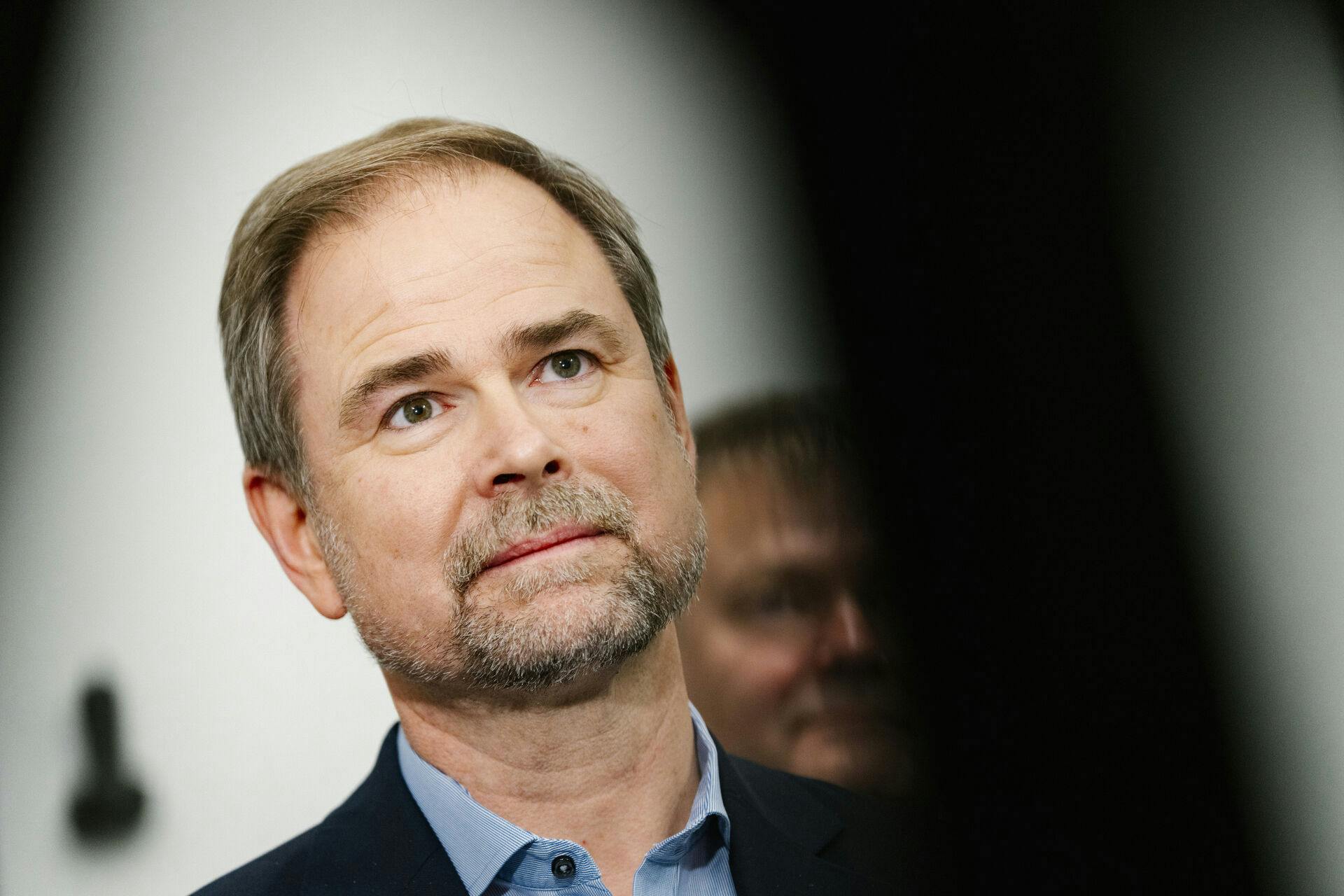 Finansminister Nicolai Wammen (S) fortæller, at Dansk Folkeparti og Liberal Alliance er ude af forhandlingerne, mens regeringen, SF, De Radikale, Alternativet, Enhedslisten, Danmarksdemokraterne og De Konservative fortsat er med i forhandlingerne.