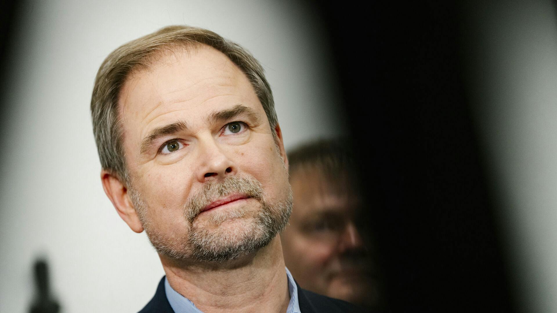 Finansminister Nicolai Wammen (S) fortæller, at Dansk Folkeparti og Liberal Alliance er ude af forhandlingerne, mens regeringen, SF, De Radikale, Alternativet, Enhedslisten, Danmarksdemokraterne og De Konservative fortsat er med i forhandlingerne.