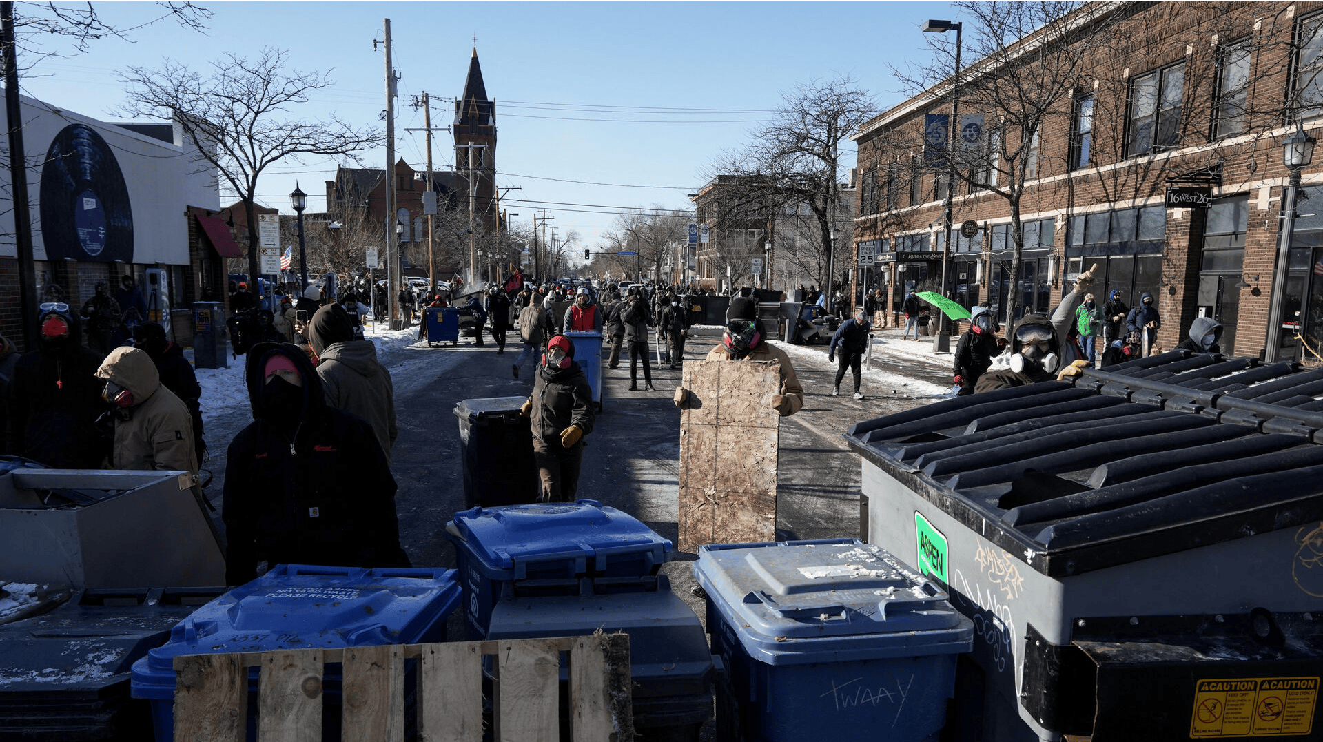 Protesters set up barricades amid clashes between federal agents and community members at the scene where federal agents fatally shot a man while trying to detain him, in Minneapolis, Minnesota, U.S., January 24, 2026. REUTERS/Tim Evans