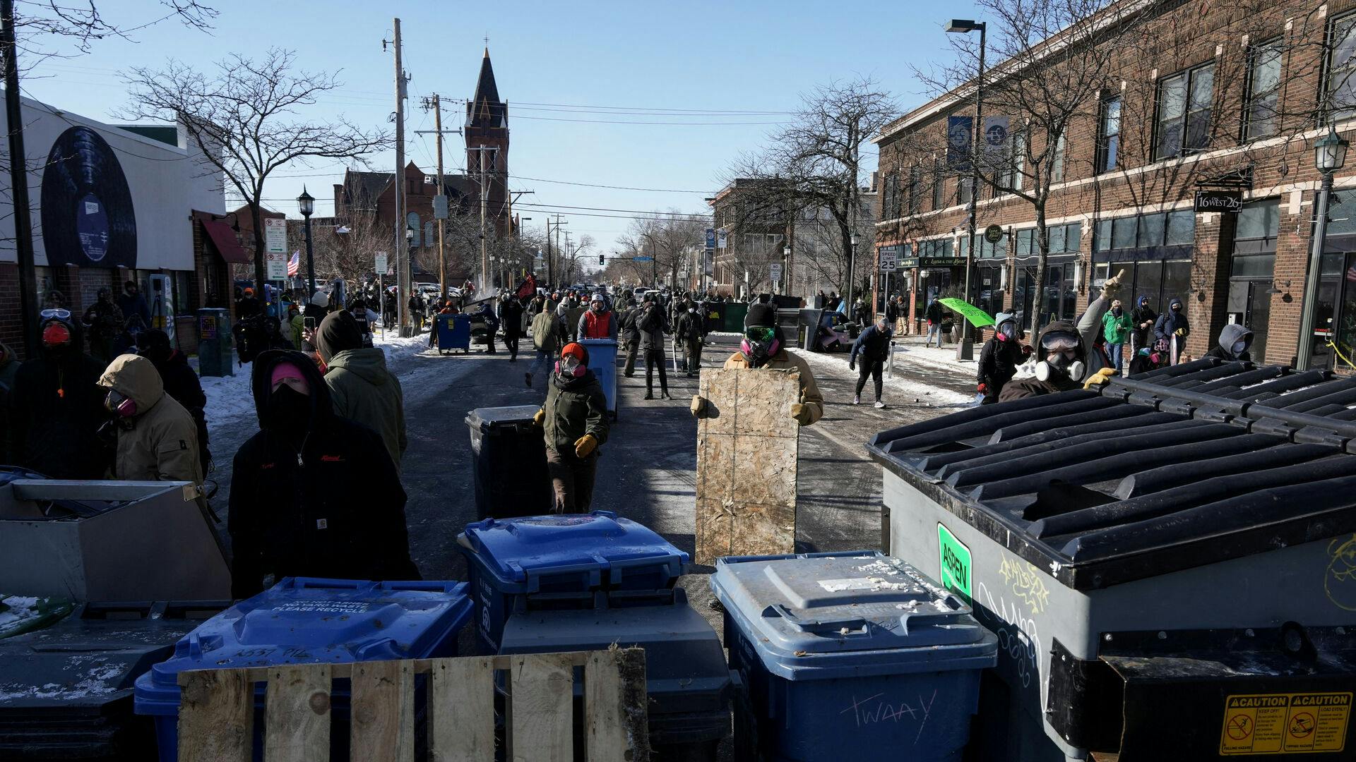 Protesters set up barricades amid clashes between federal agents and community members at the scene where federal agents fatally shot a man while trying to detain him, in Minneapolis, Minnesota, U.S., January 24, 2026. REUTERS/Tim Evans