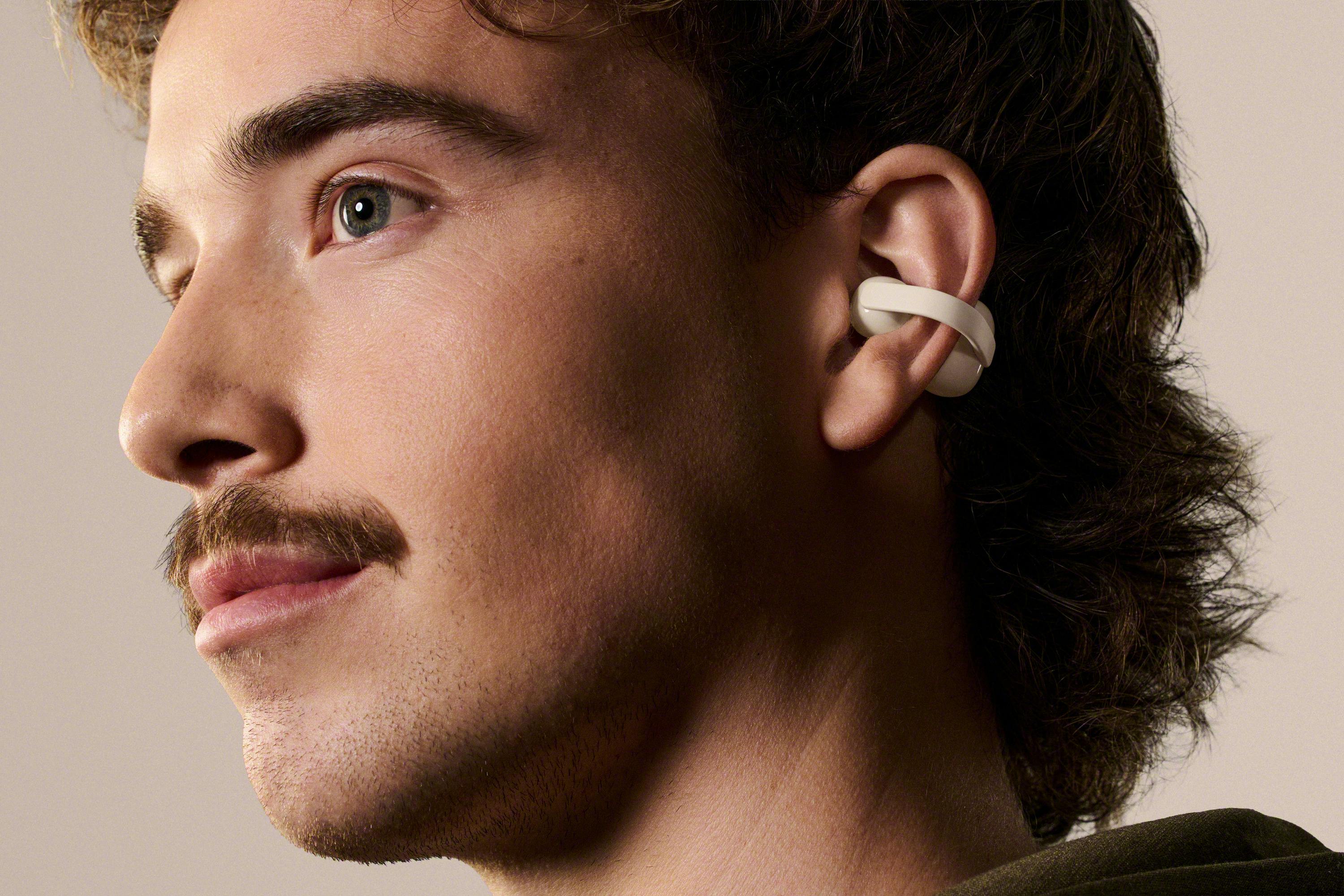 De første anmeldelser roser batteritiden og funktionerne, men er mere kritiske over for den manglende bas i forhold til prisen på 1499 kroner.