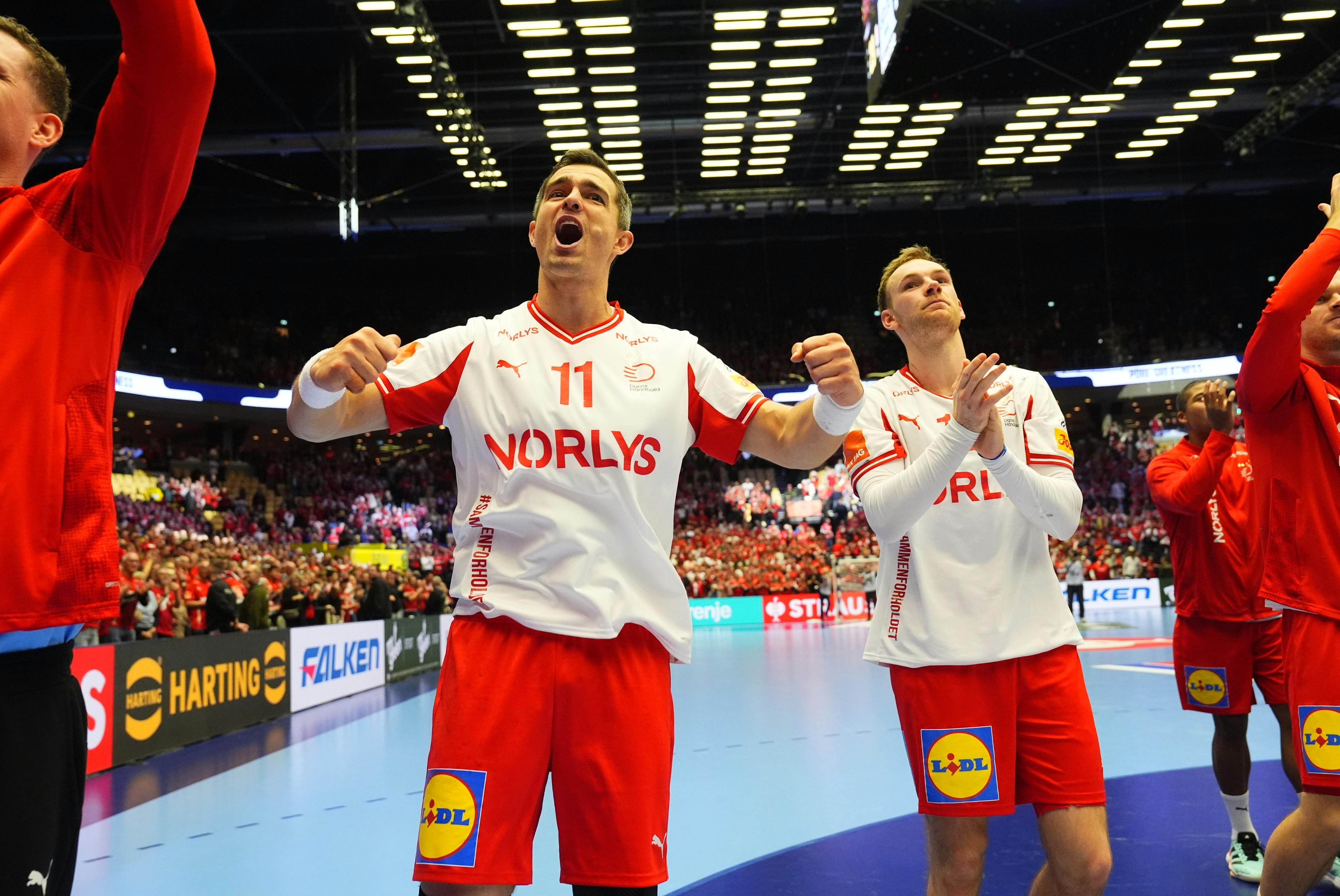 Efter torsdagens flotte sejr over Frankrig skal Danmark følge op med en sejr over Spanien. Det er 18.00 i Jyske Bank Boxen og SE og HØR er på plads i arenaen.