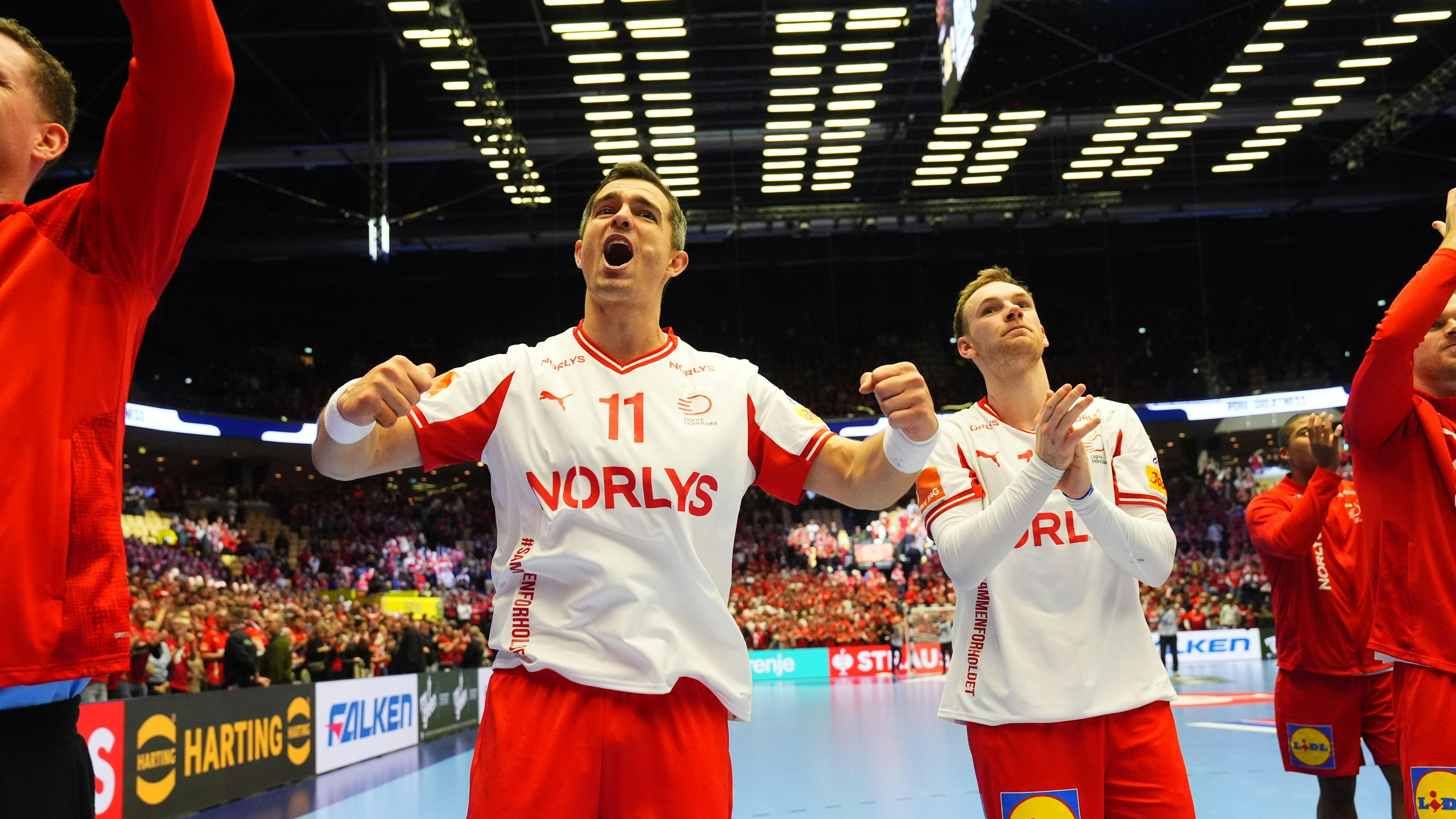 Efter torsdagens flotte sejr over Frankrig skal Danmark følge op med en sejr over Spanien. Det er 18.00 i Jyske Bank Boxen og SE og HØR er på plads i arenaen.