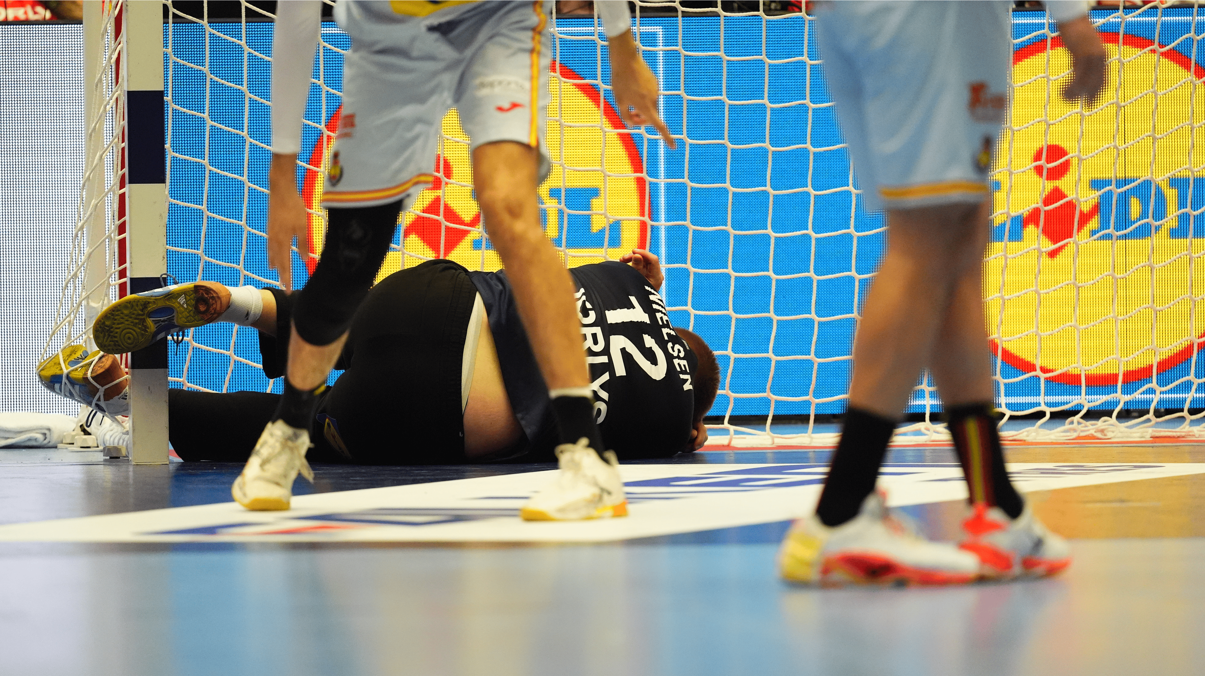 Til trods for skuddet lige i hovedet kom Emil Nielsen forholdsvis hurtigt på benene igen.